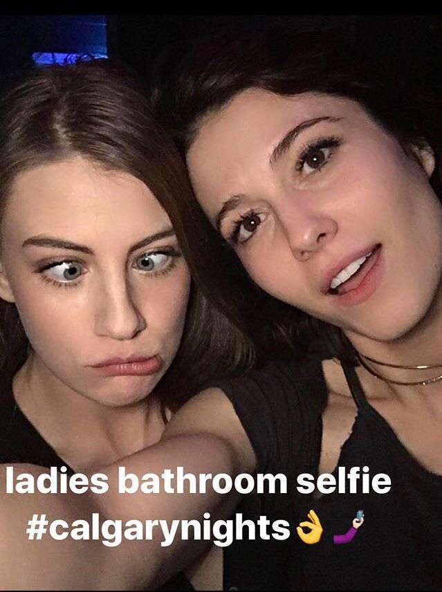 Bathroom Selfie Scrolller 1463