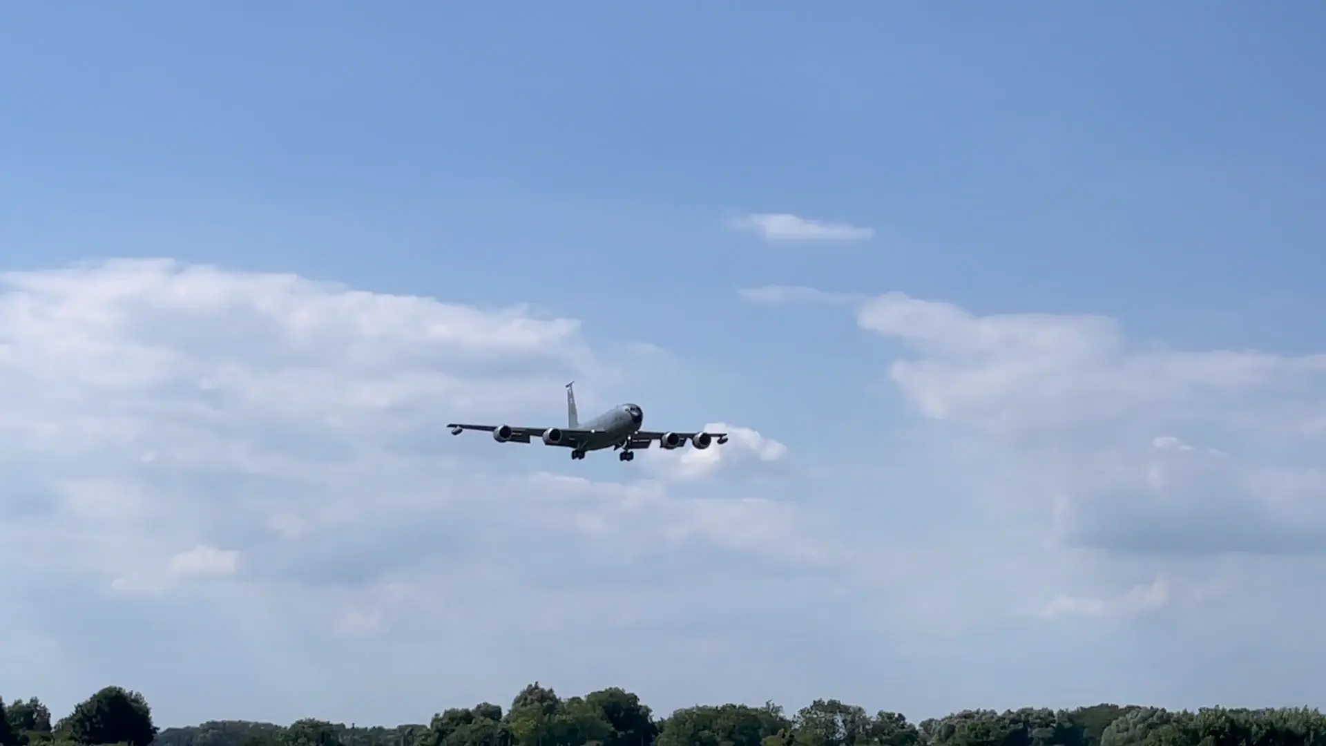 Boeing KC135R stratotanker approach