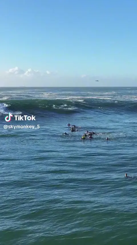 Boogie boarder sends massive wave