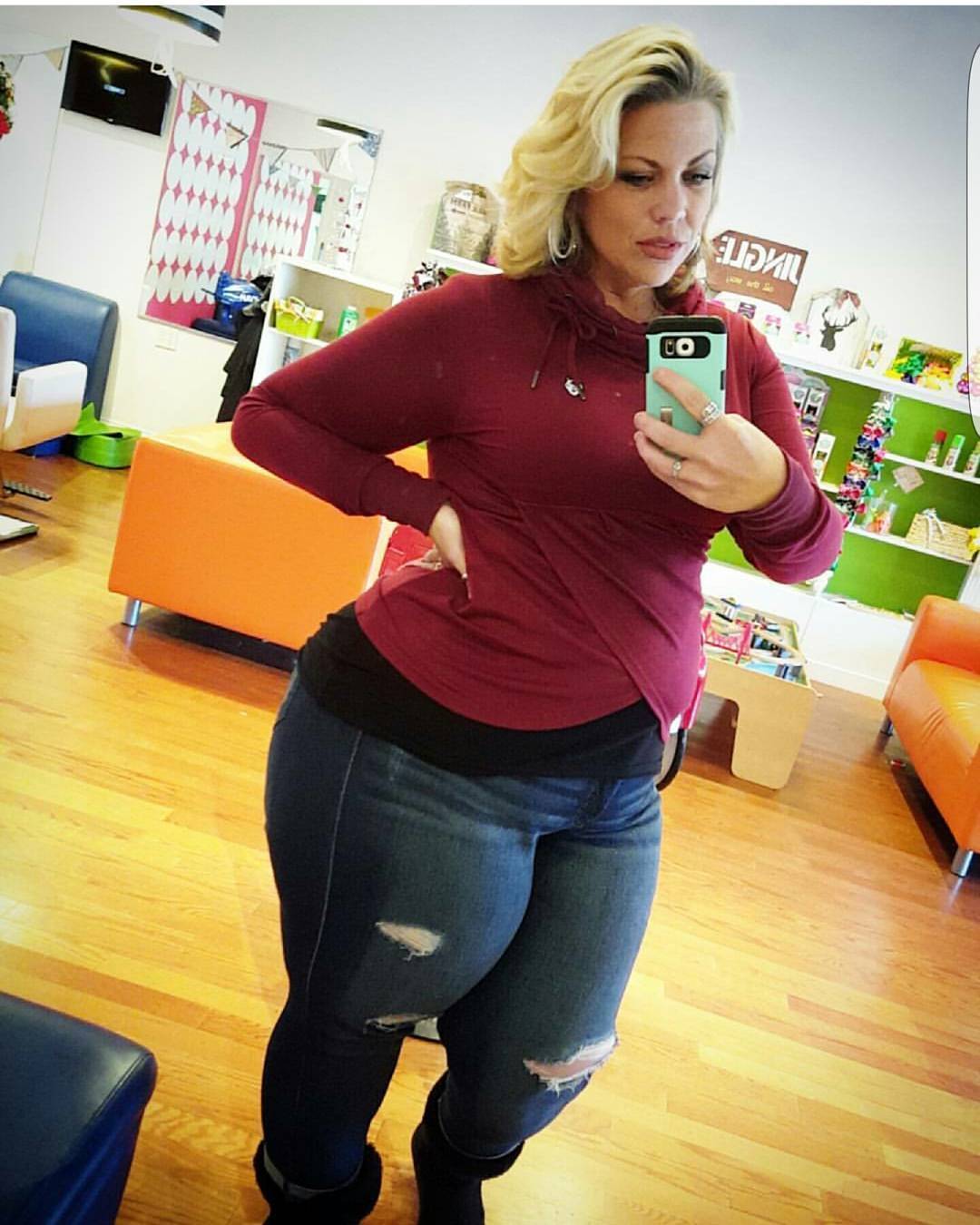 Bottom Heavy Blonde Stuffed Into Some Tight Jeans Scrolller