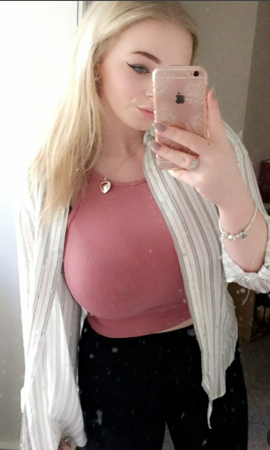 Busty Blonde Beauty Scrolller