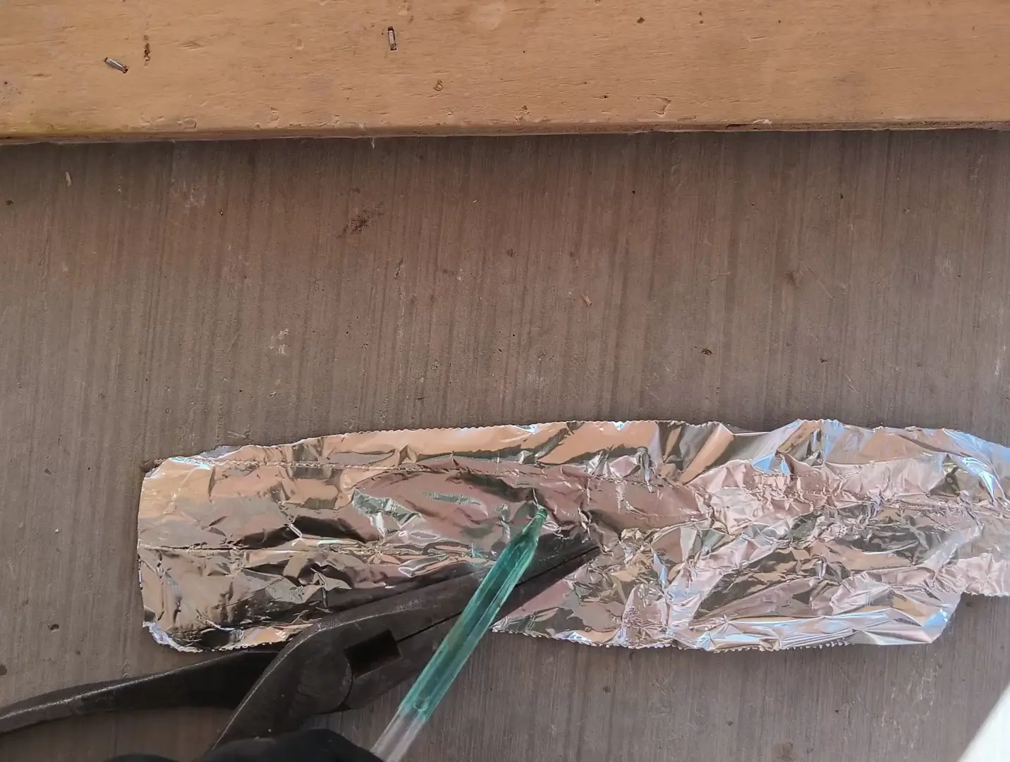 Copper (II) chloride aqueous solution reacting with aluminum foil and steel plies. 2x speed so it file size would upload