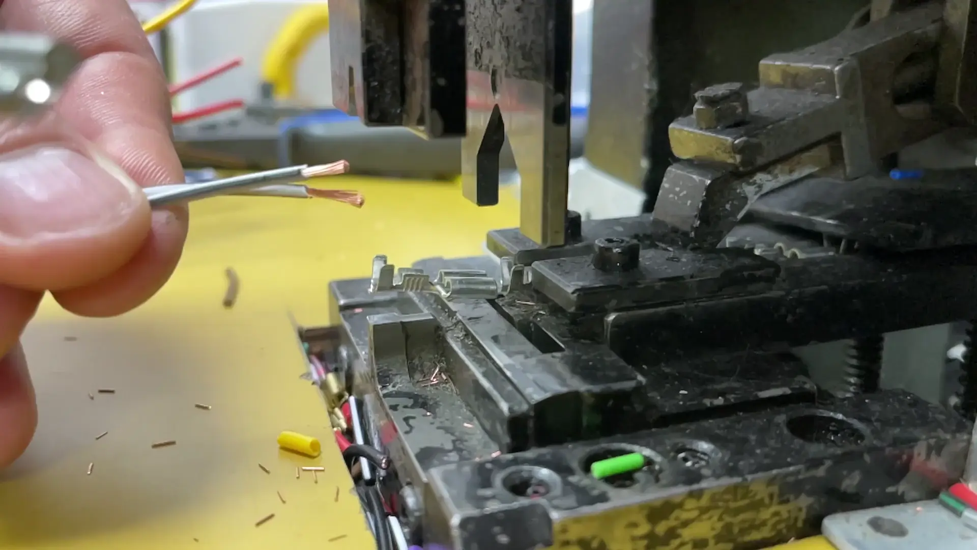 Crimping tool for faston crimps