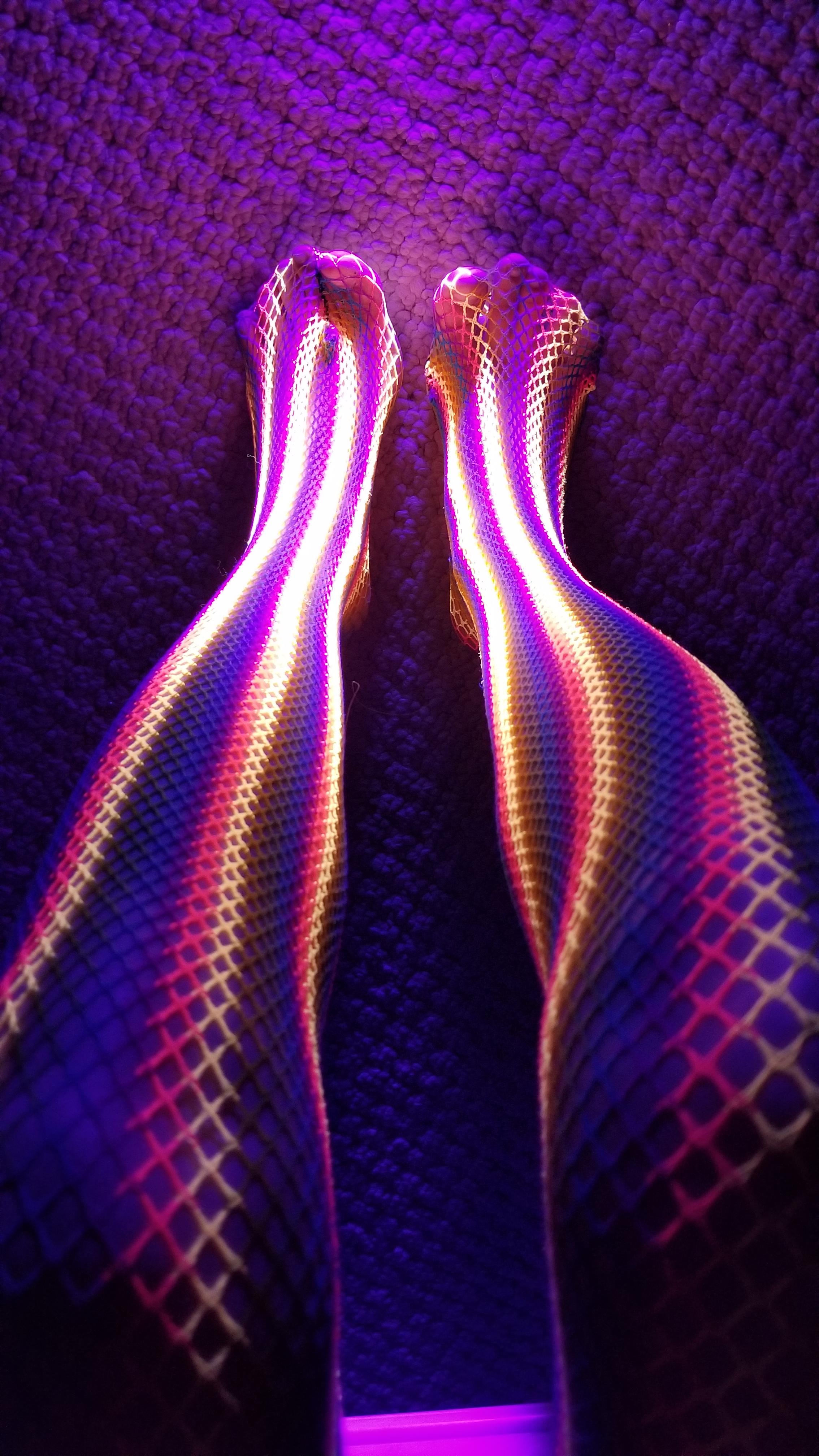 cum-on-my-feet-in-the-blacklight-scrolller