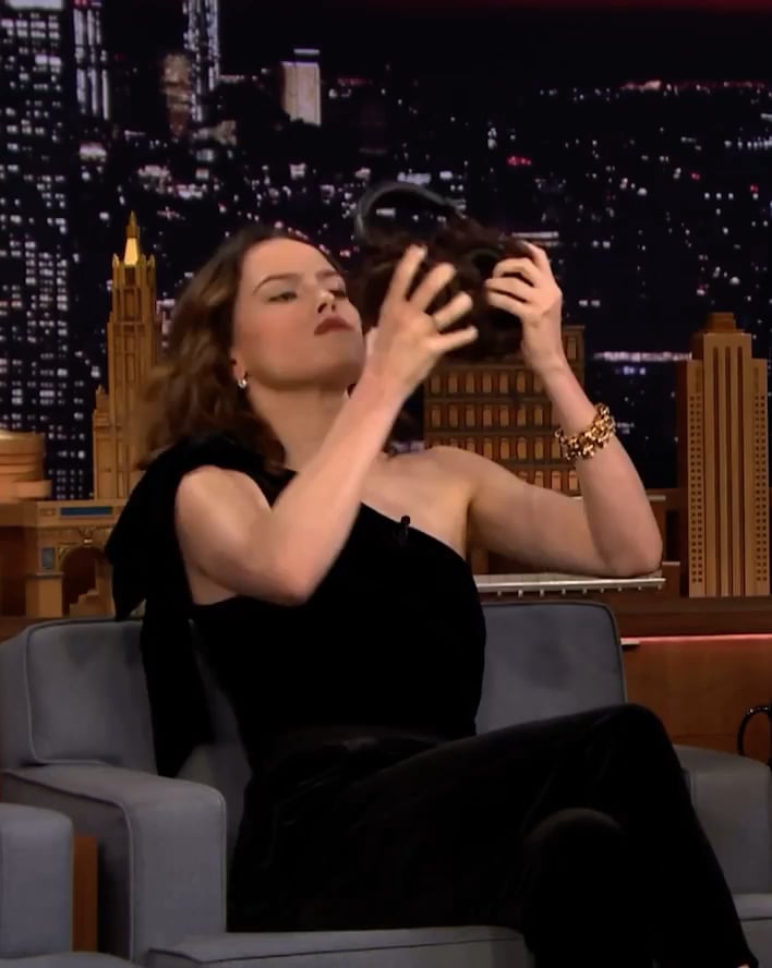 Daisy Ridley and her ridiculously perfect armpits 2