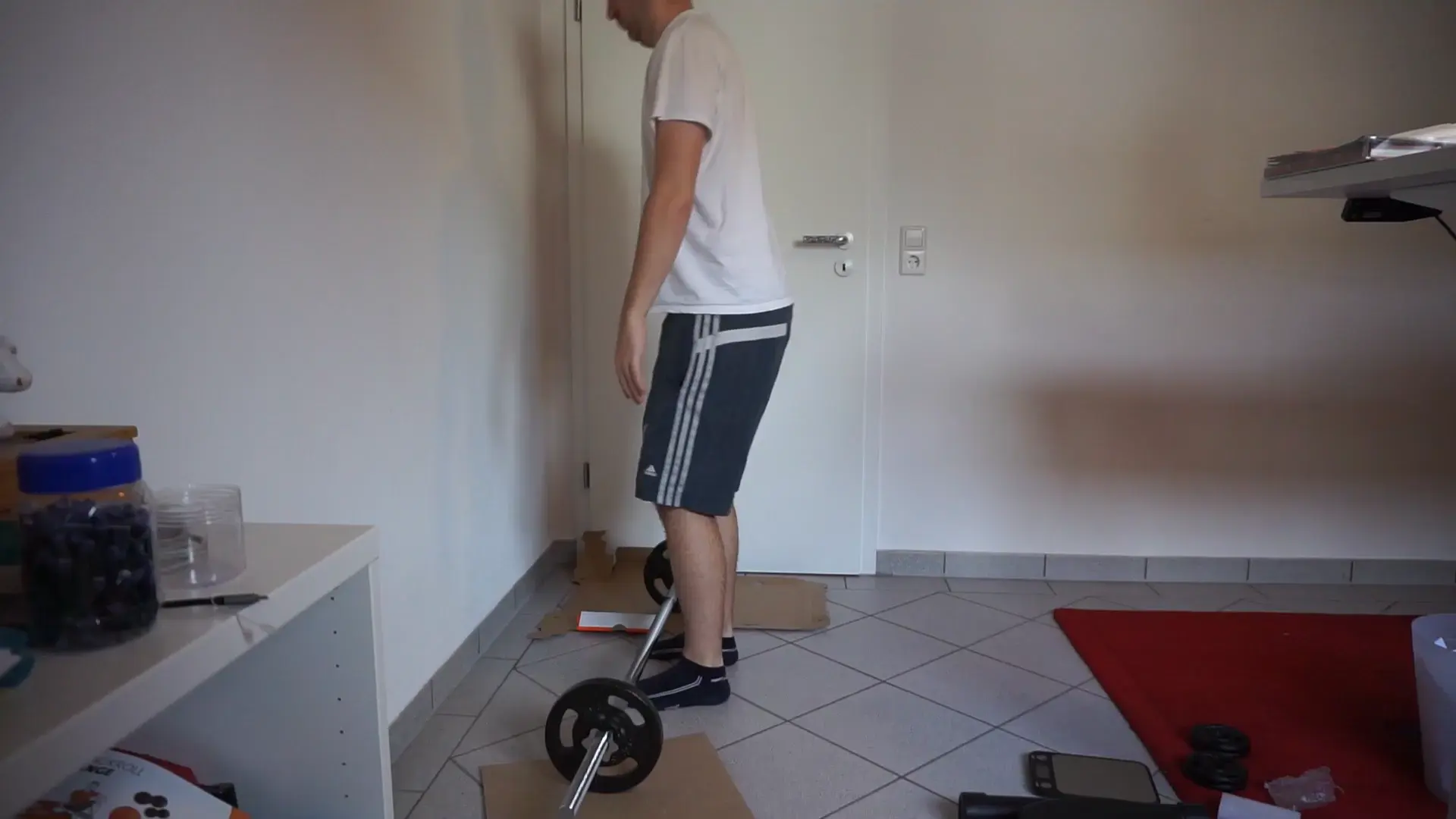 Deadlifting beginner. It is 5 kg / 10 pounds per side on the barbell. Can you please have a look at it and give me suggestions to improve?