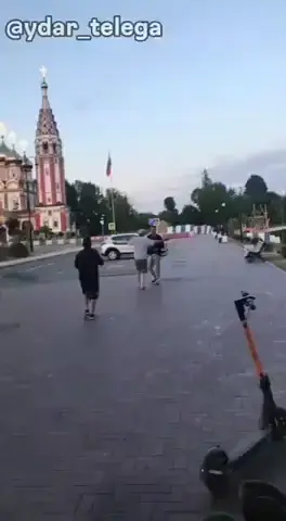 Drunk guy picks a fight with the wrong person, ends up in the fencing position