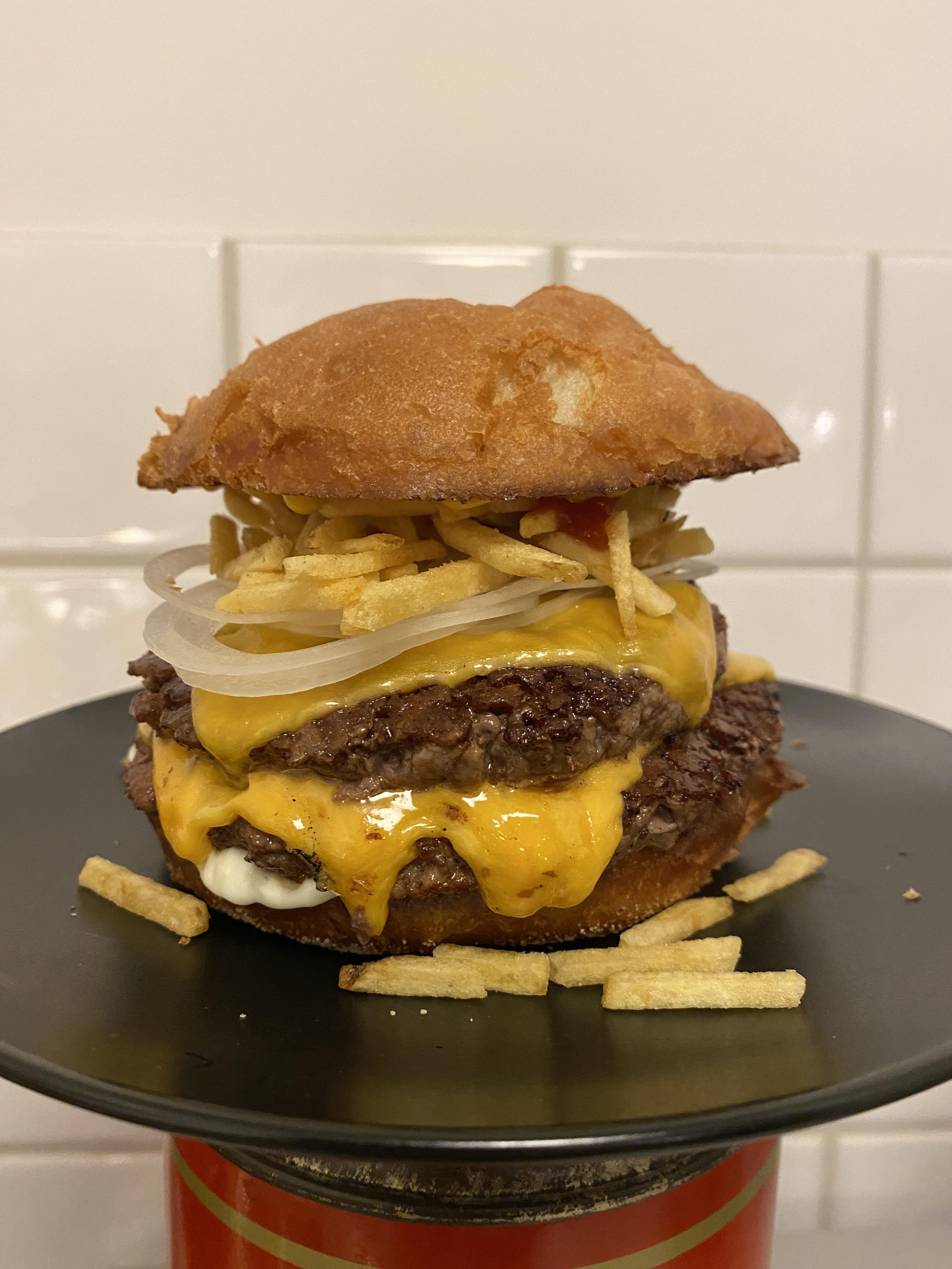 [homemade] smashed burger. Mayo fried potato bun, mayo, 240g meat (100% ...