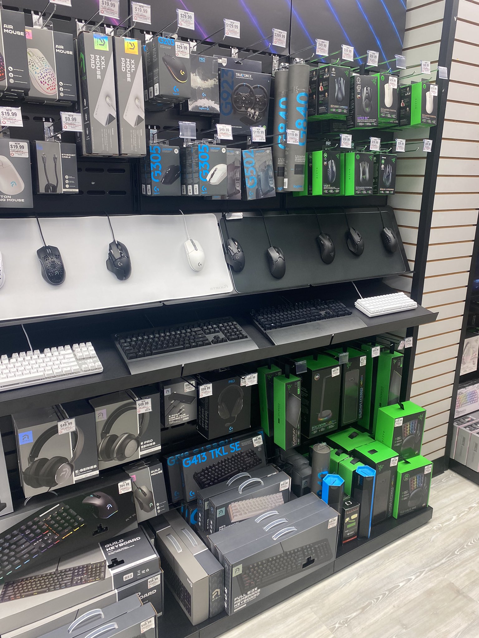Looking good at the Gamestop PC Labs store 😍 | Scrolller