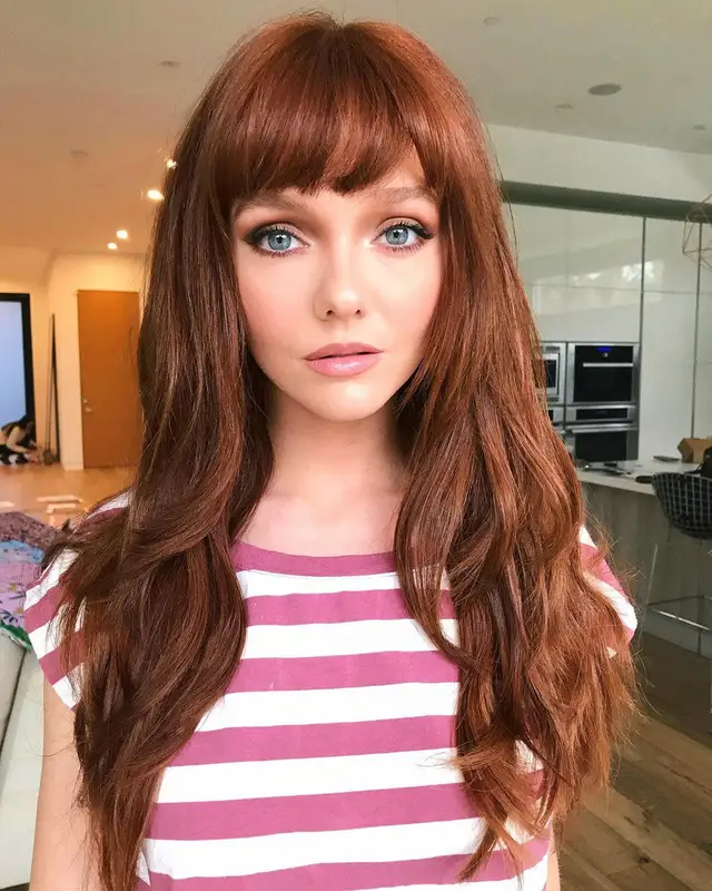 Hannah Rose May Scrolller