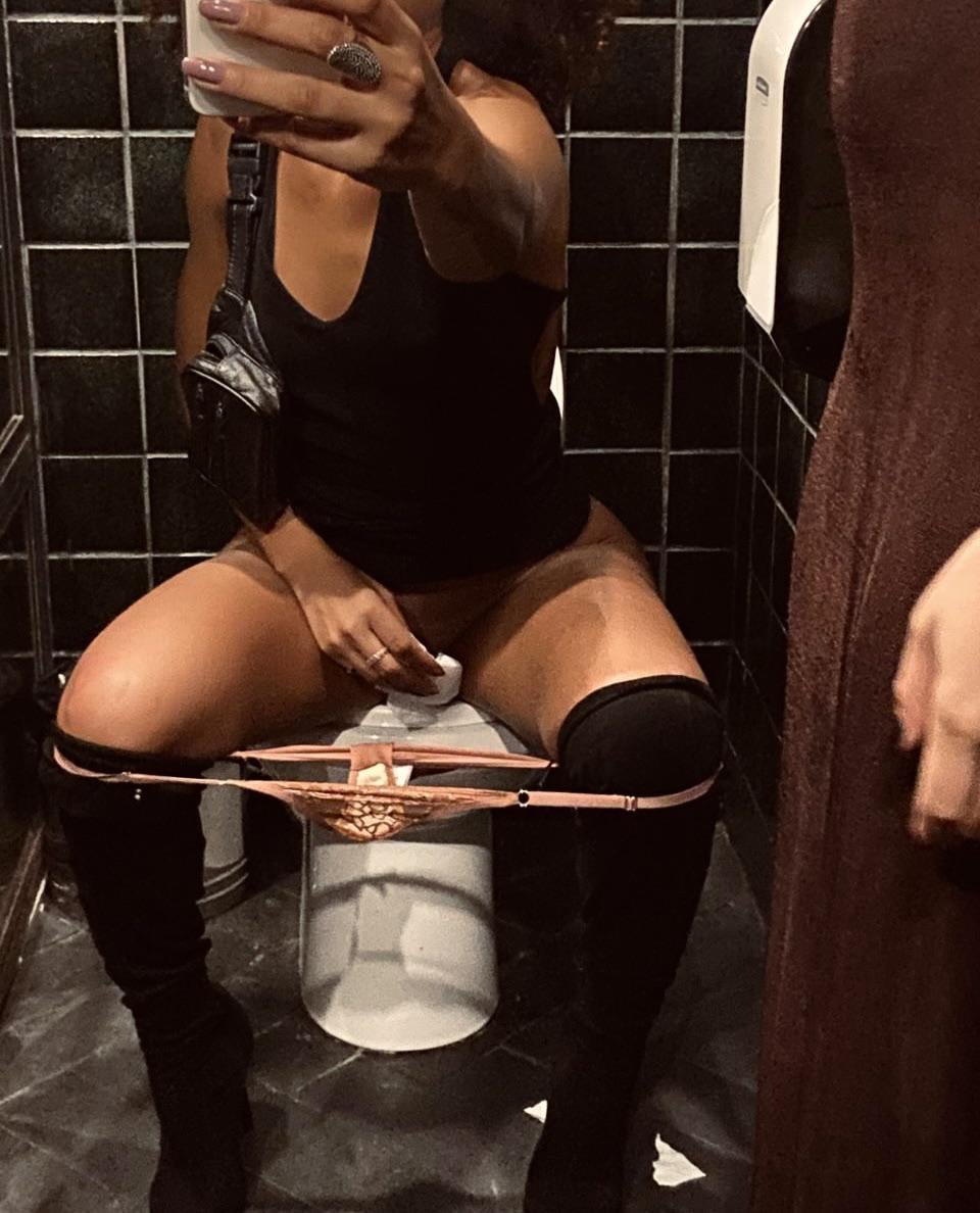Desperdiciando mi orina en el baño