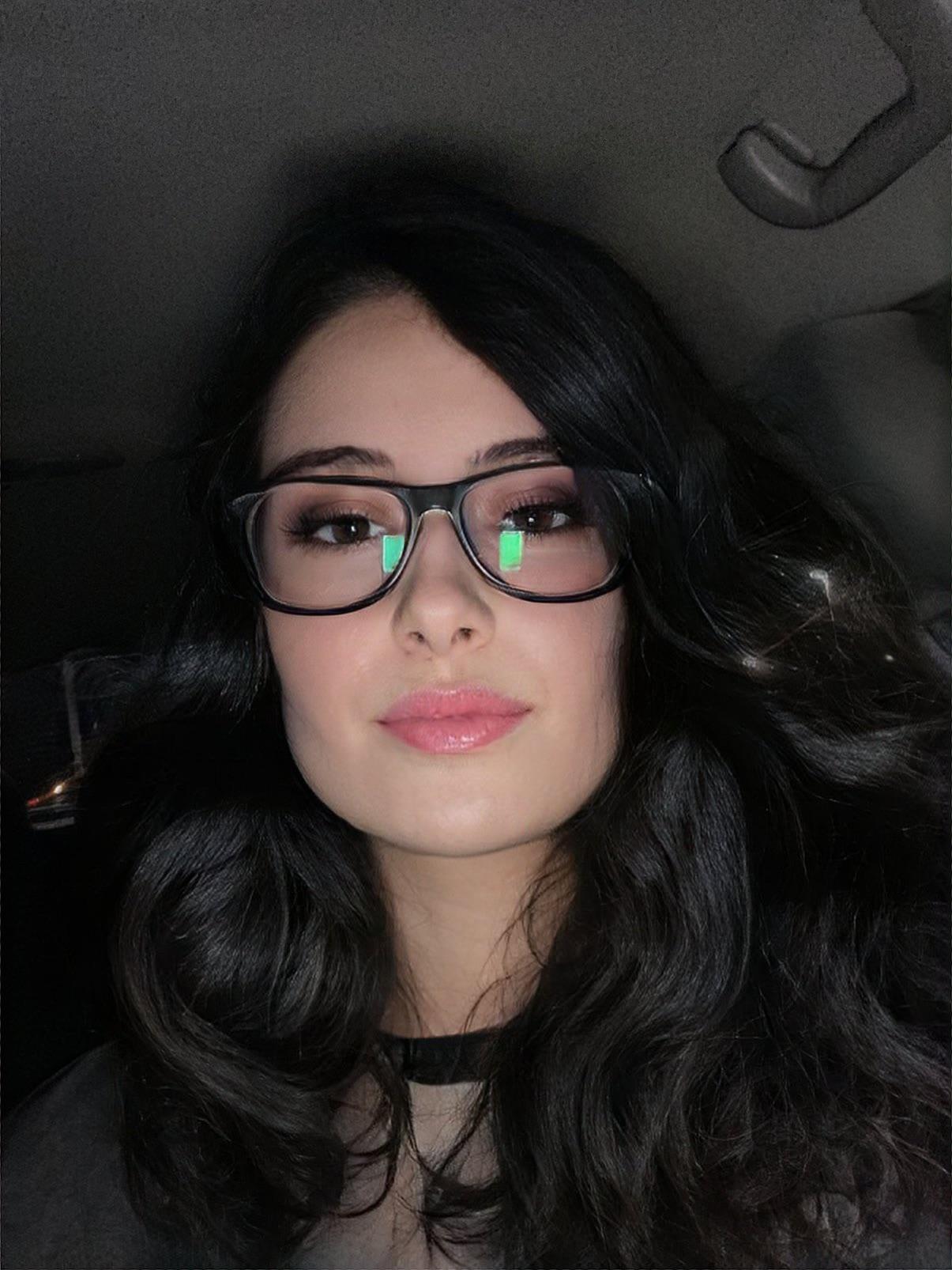 Do I Look Hot In Glasses 🎀 Scrolller