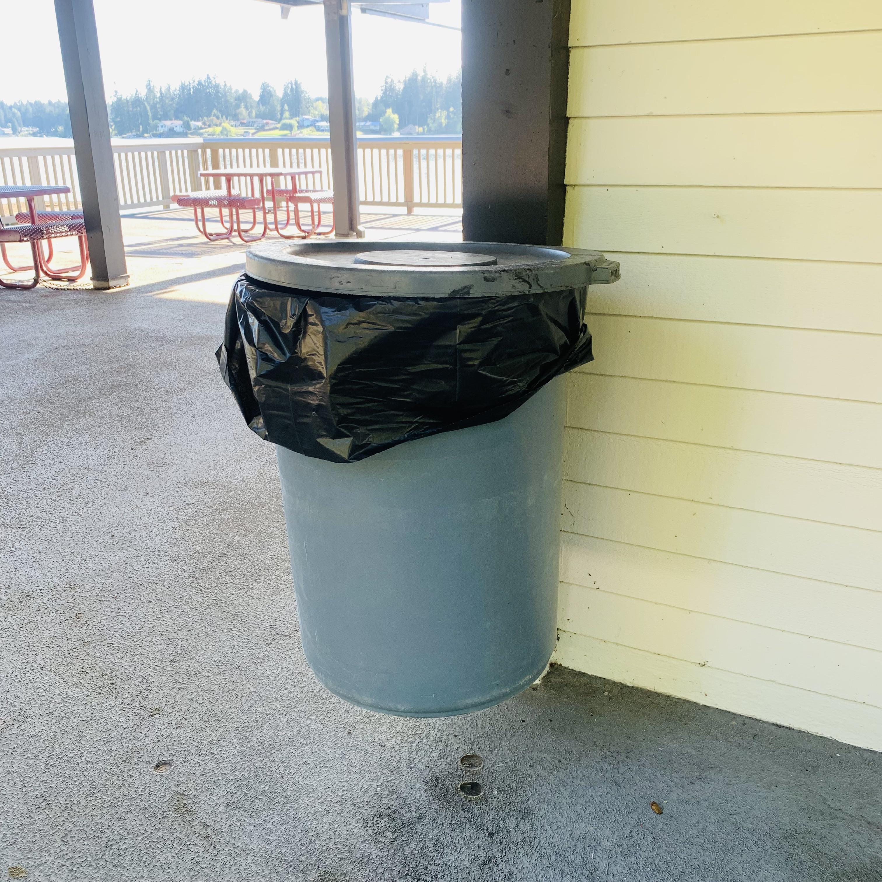 Floating trash can