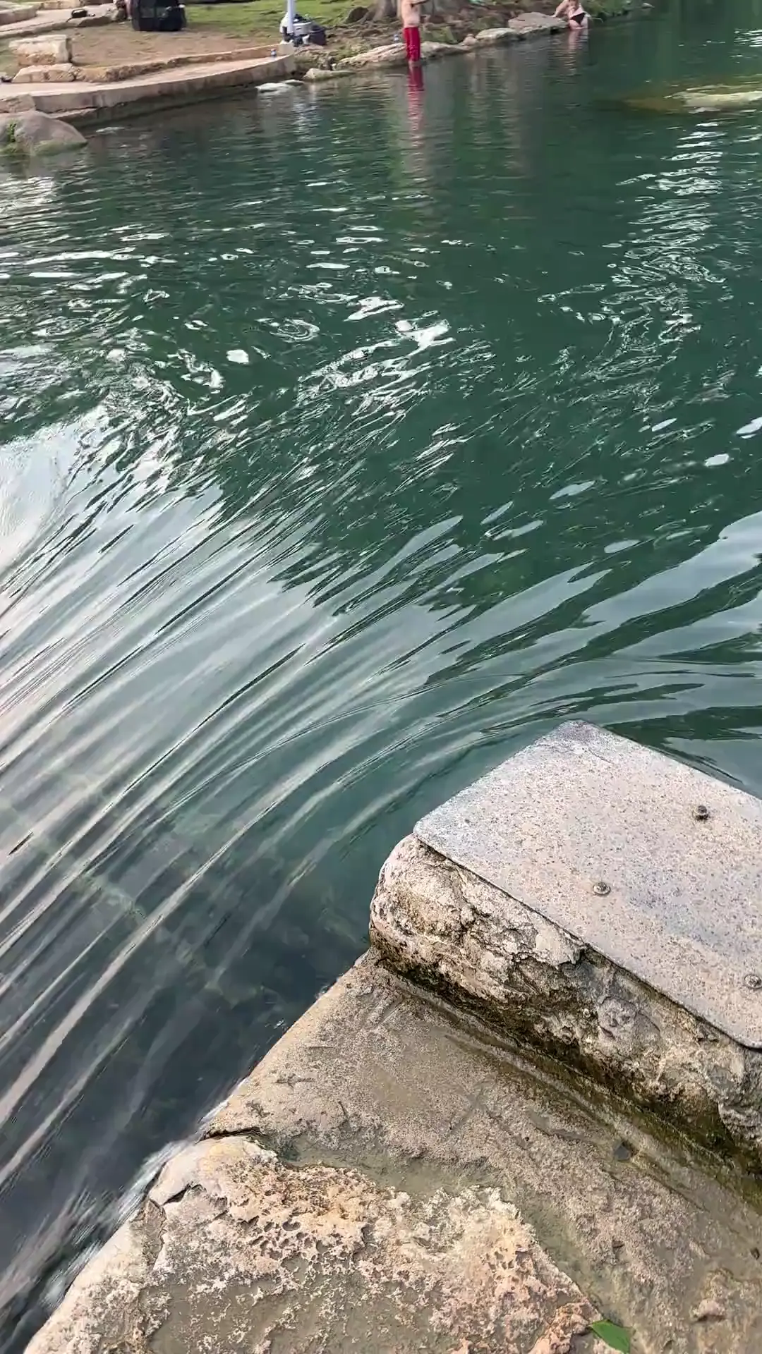 Flow direction illusion