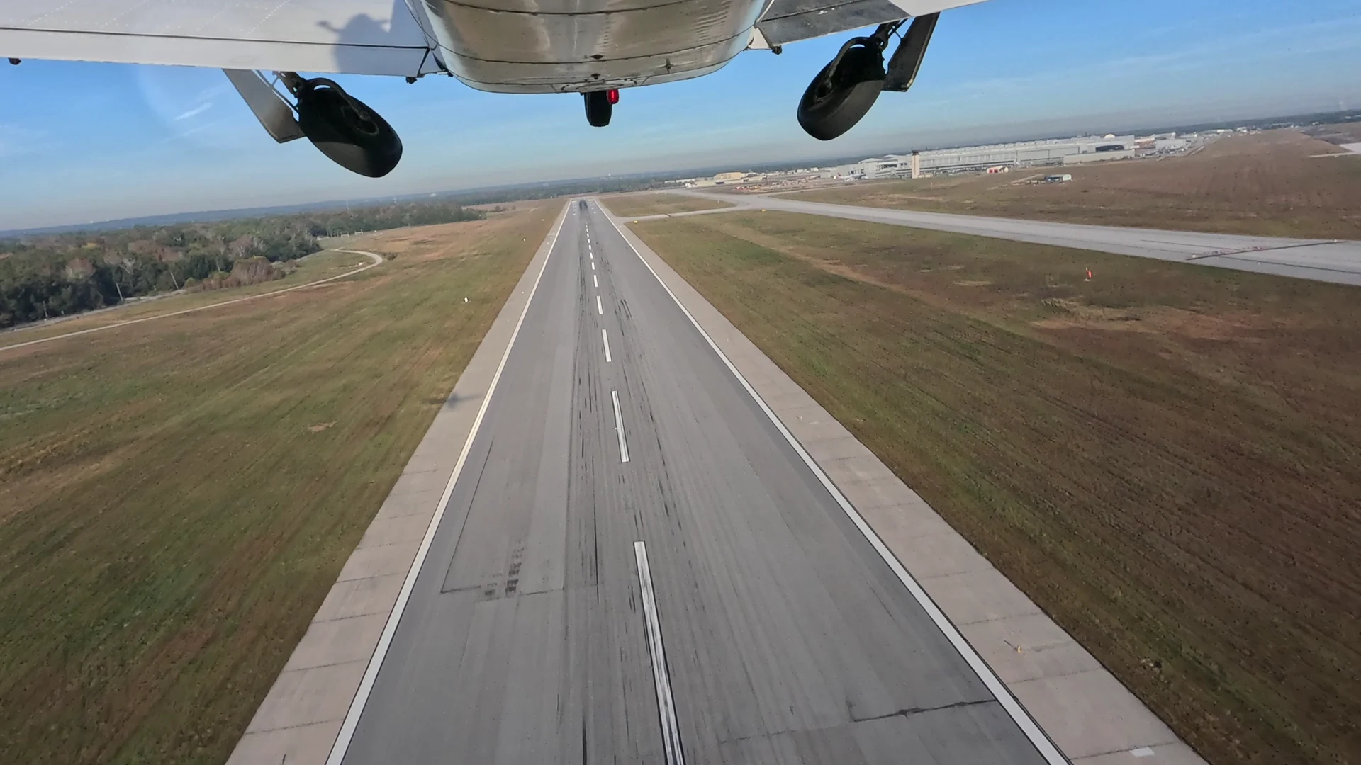 Gear Up. KBFM Runway 32 Mobile, Alabama [1920x1080] (OC) | Scrolller