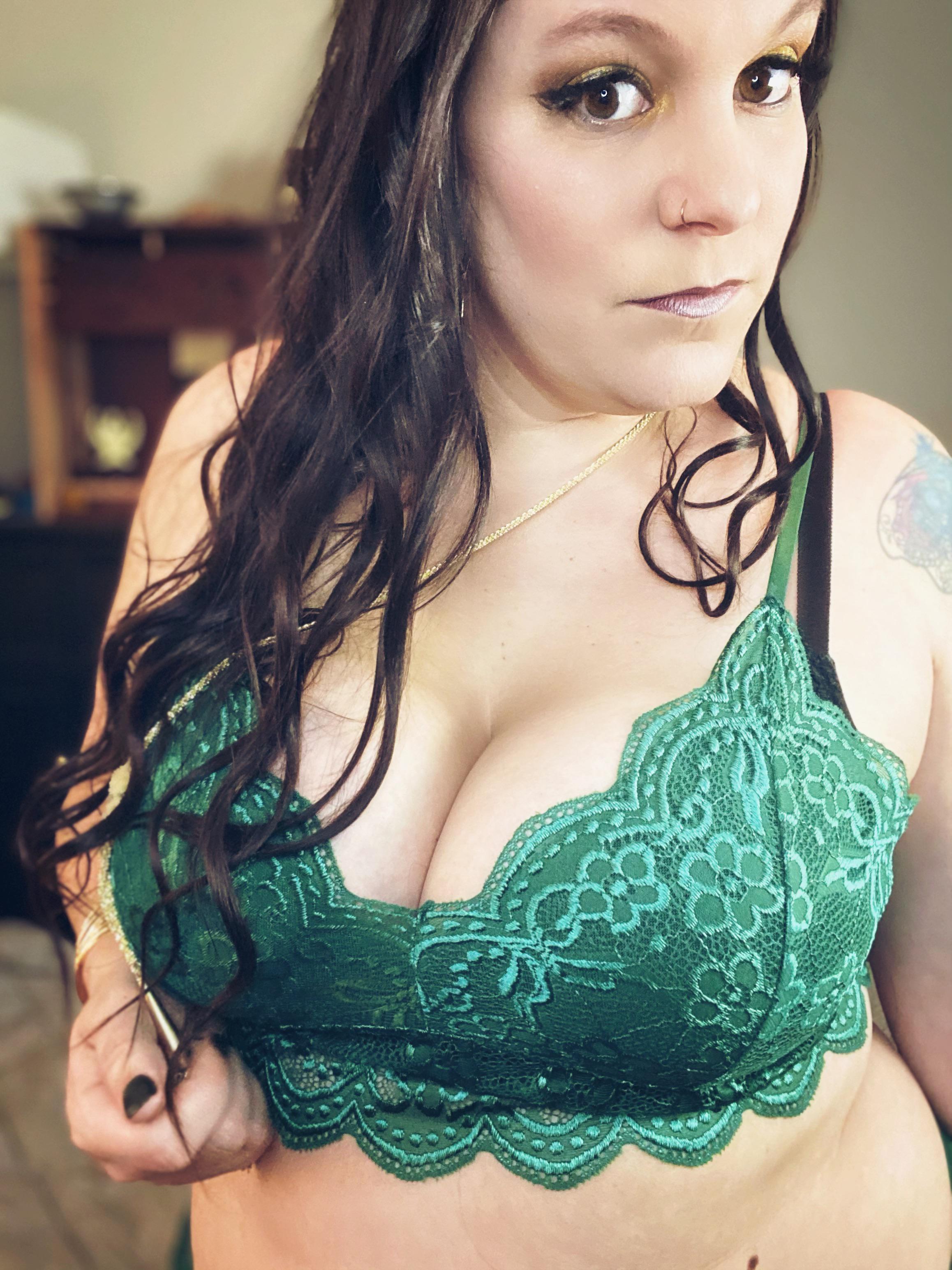 green-lace-cleavage-scrolller