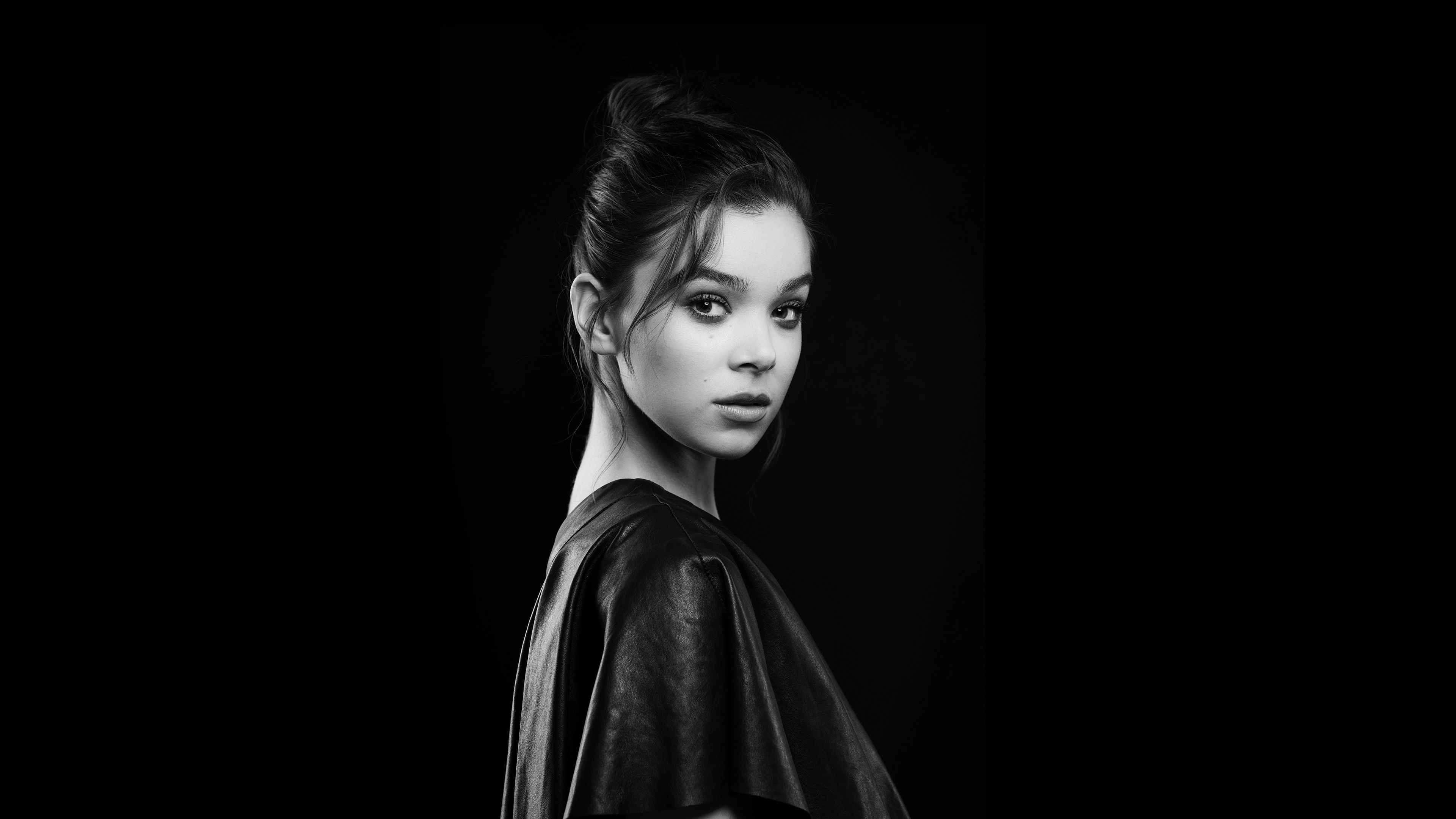 Hailee Steinfeld Scrolller