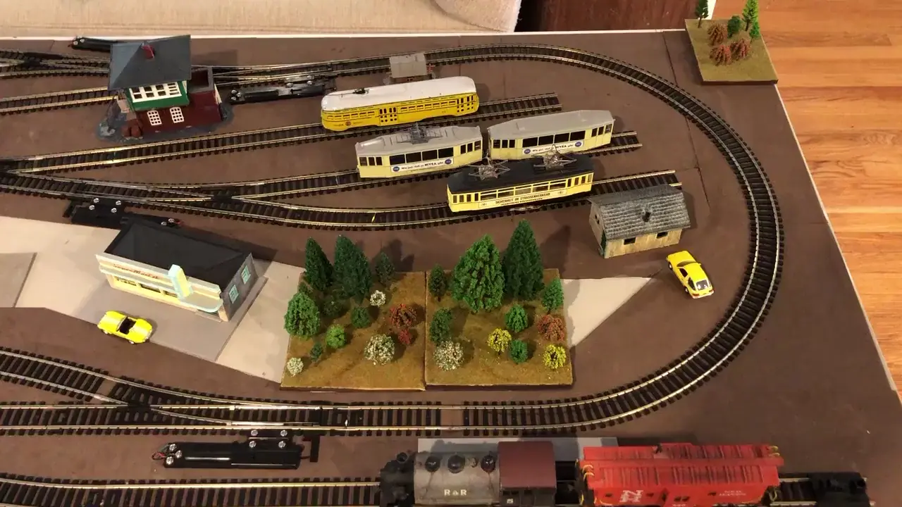 HO mini-layout — still a few troublespots in the track to resolve before the paving crew gets to work.