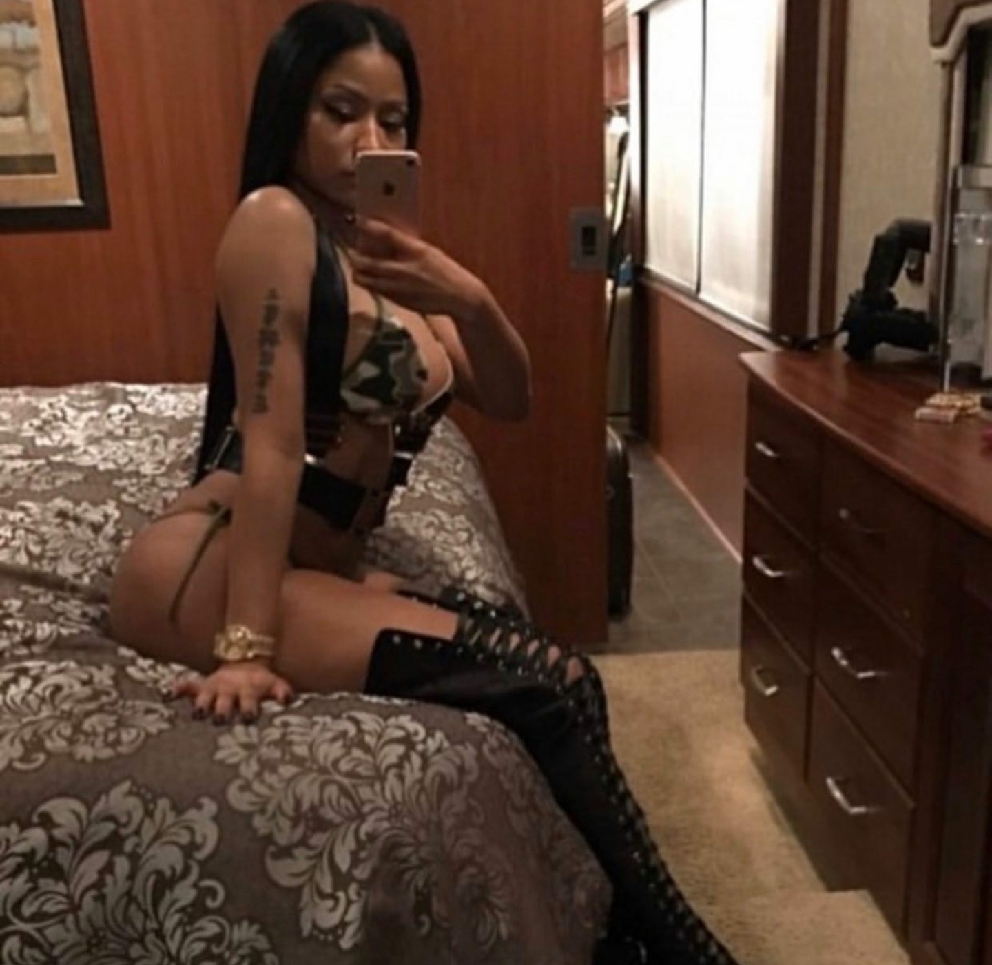 Черная пантера Kiki Minaj подставила дырки