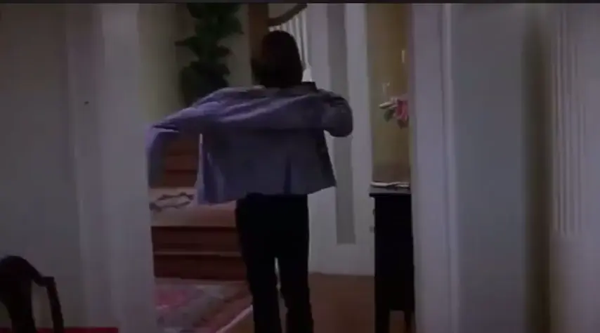 I’ll never understand why Sidney just answered the phone while leaving the frat party. Girl, that’s not even your house! Just leave!