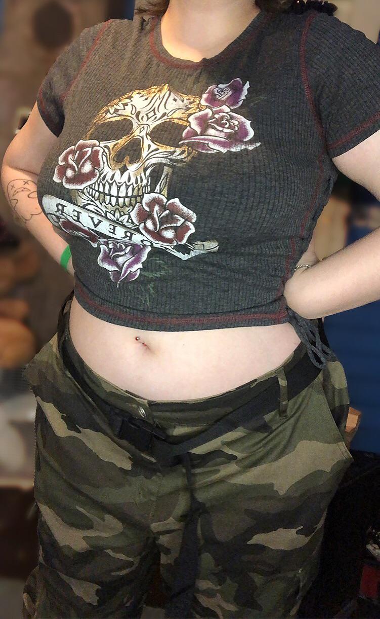 I love this outfit! It shows off my stomach, my piercing, and it makes my boobs look nice 🖤