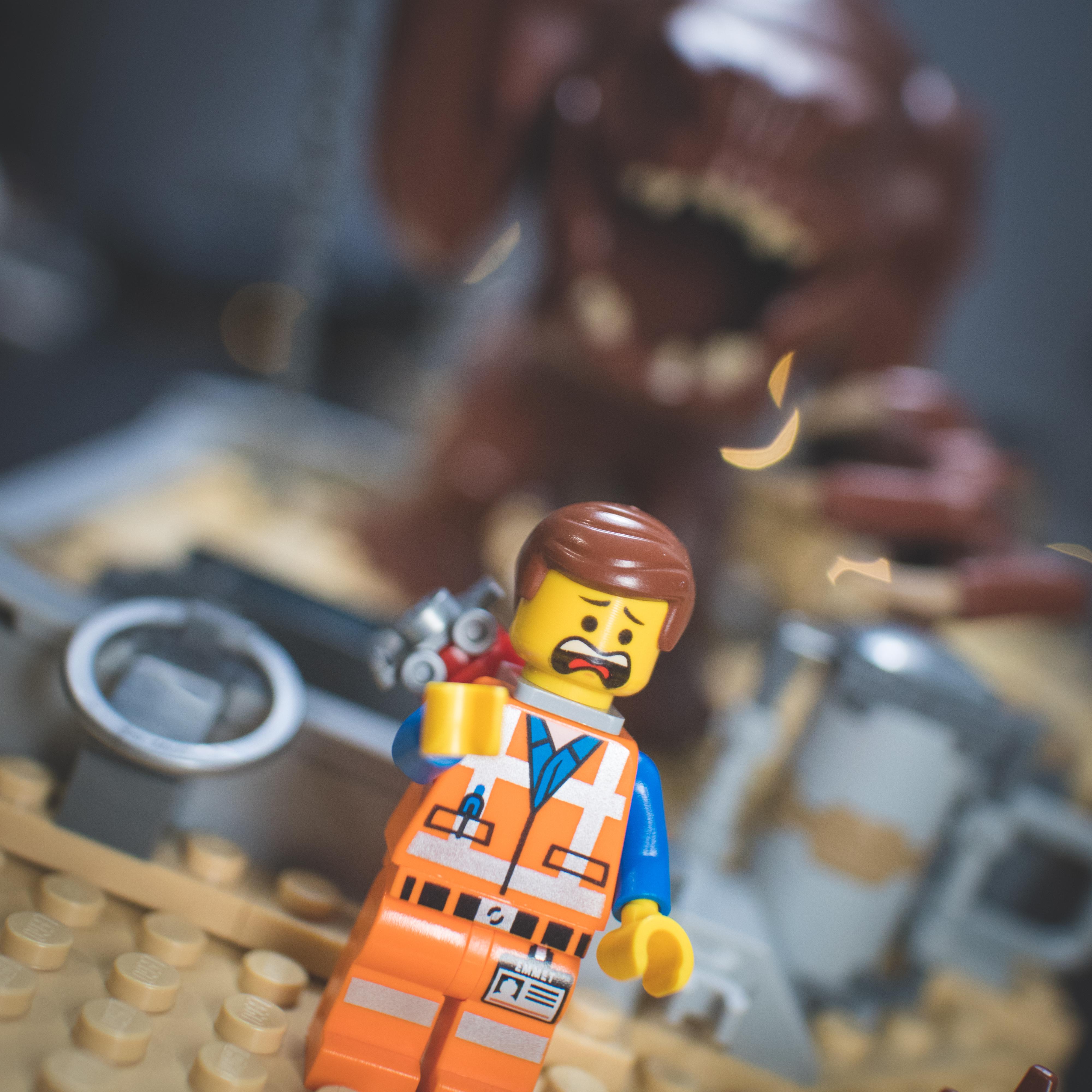 LEGO Star Wars minifigures and buildings in a Mos Eisley Cantina desert scene with a pirate flag and spaceship