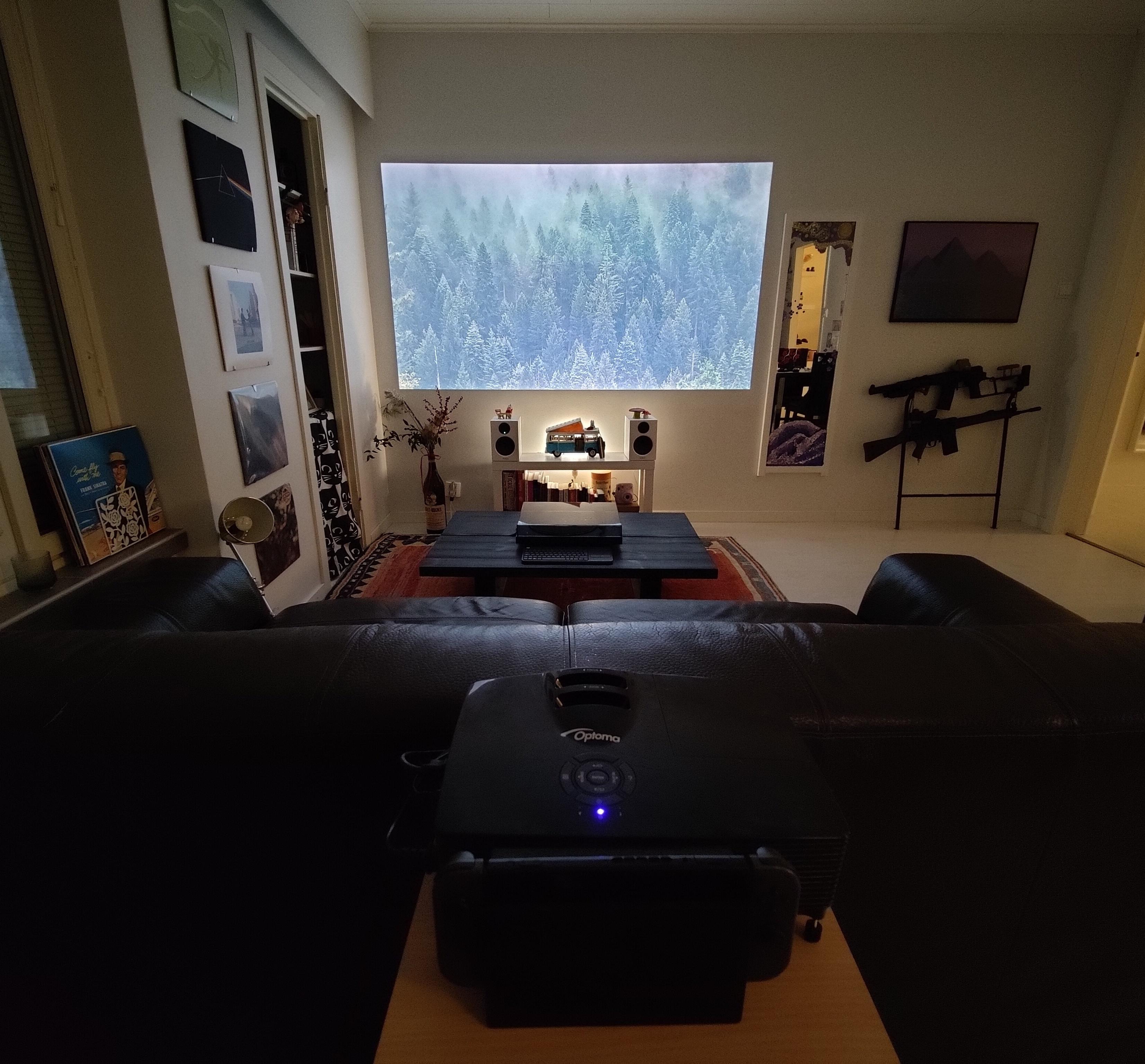 Does a projector count as a third monitor?