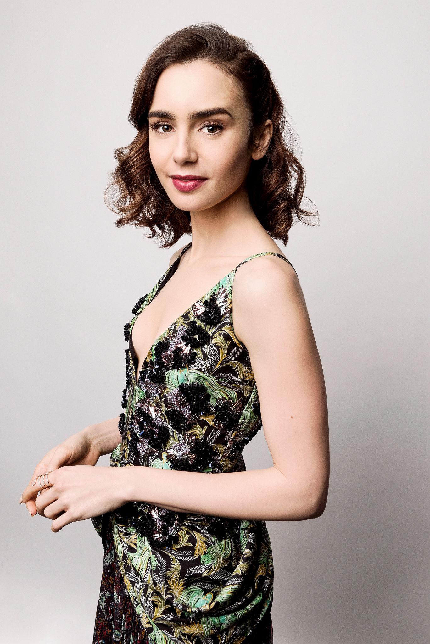 Lily Collins Scrolller