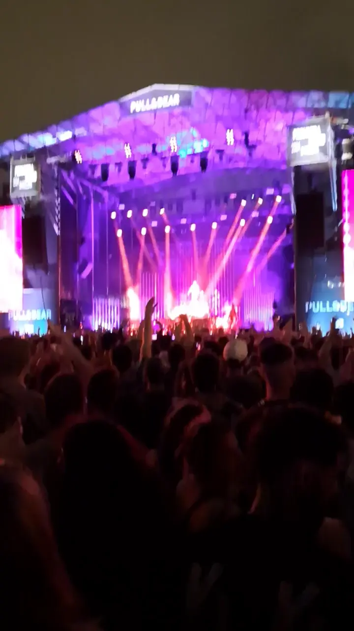 L'Imperatrice playing Aerodynamic live at Primavera Sound