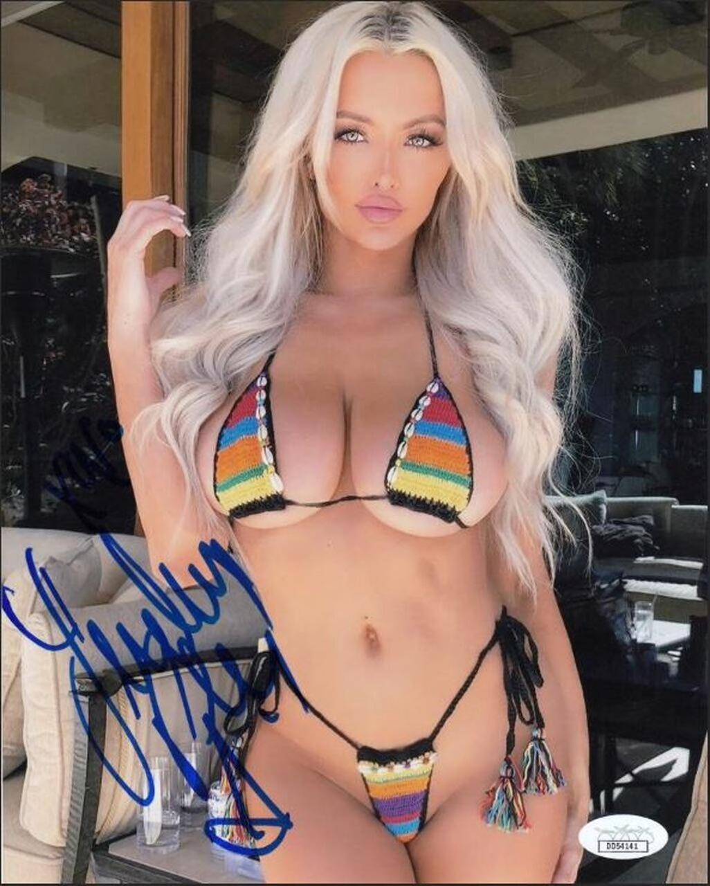 Lindsey Pelas Scrolller