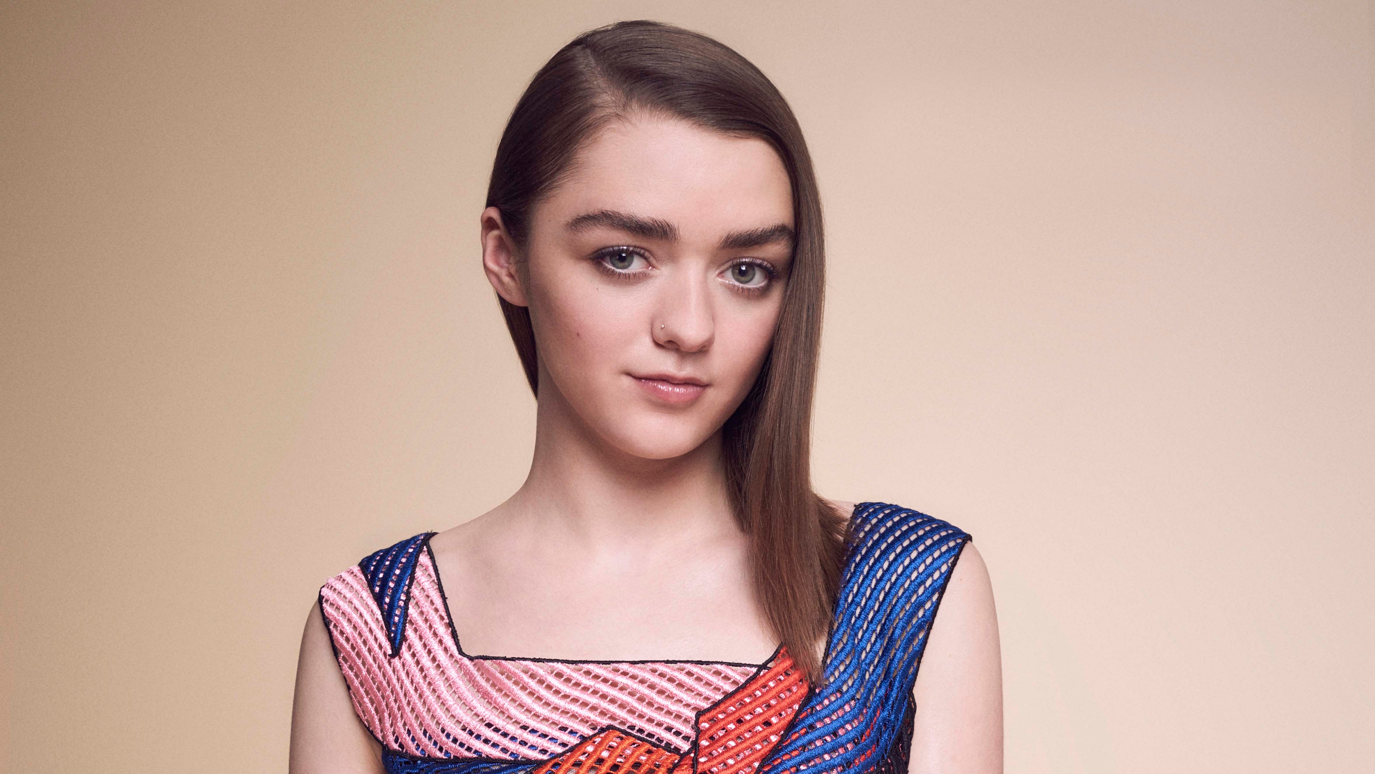 Maisie Williams | Scrolller