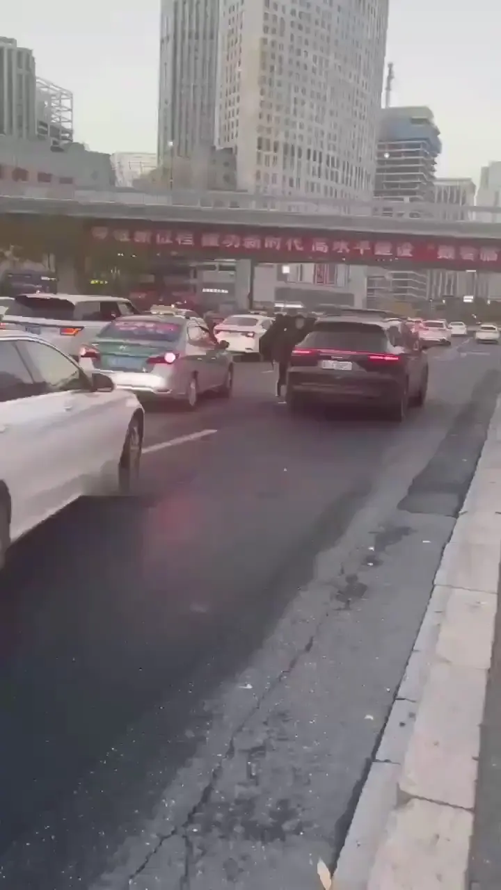 Man kicks passengers out of his car on a busy street