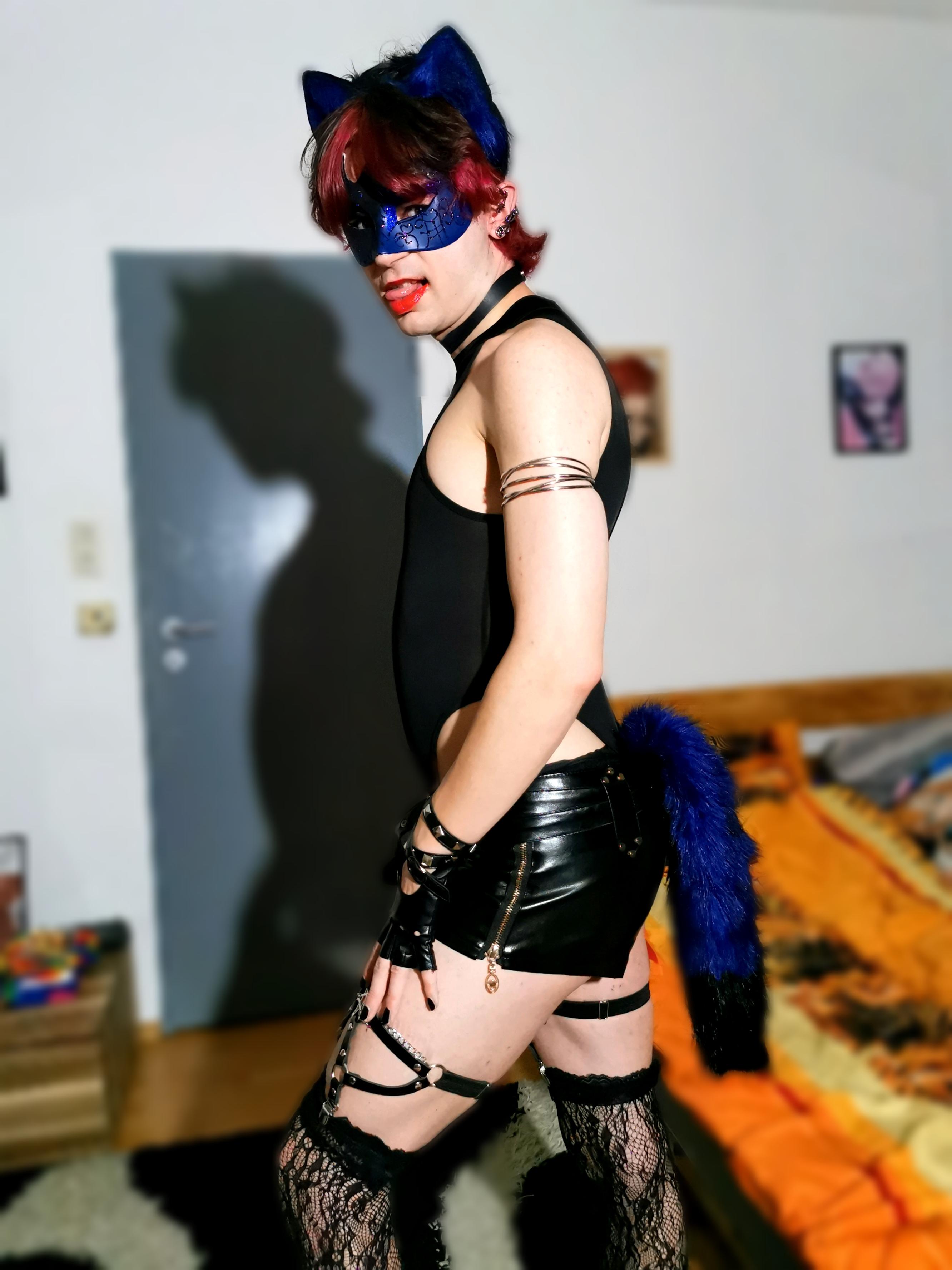 Hey darling! Wake up! Let's go to the Halloween Party! 😜🦊♥️💙