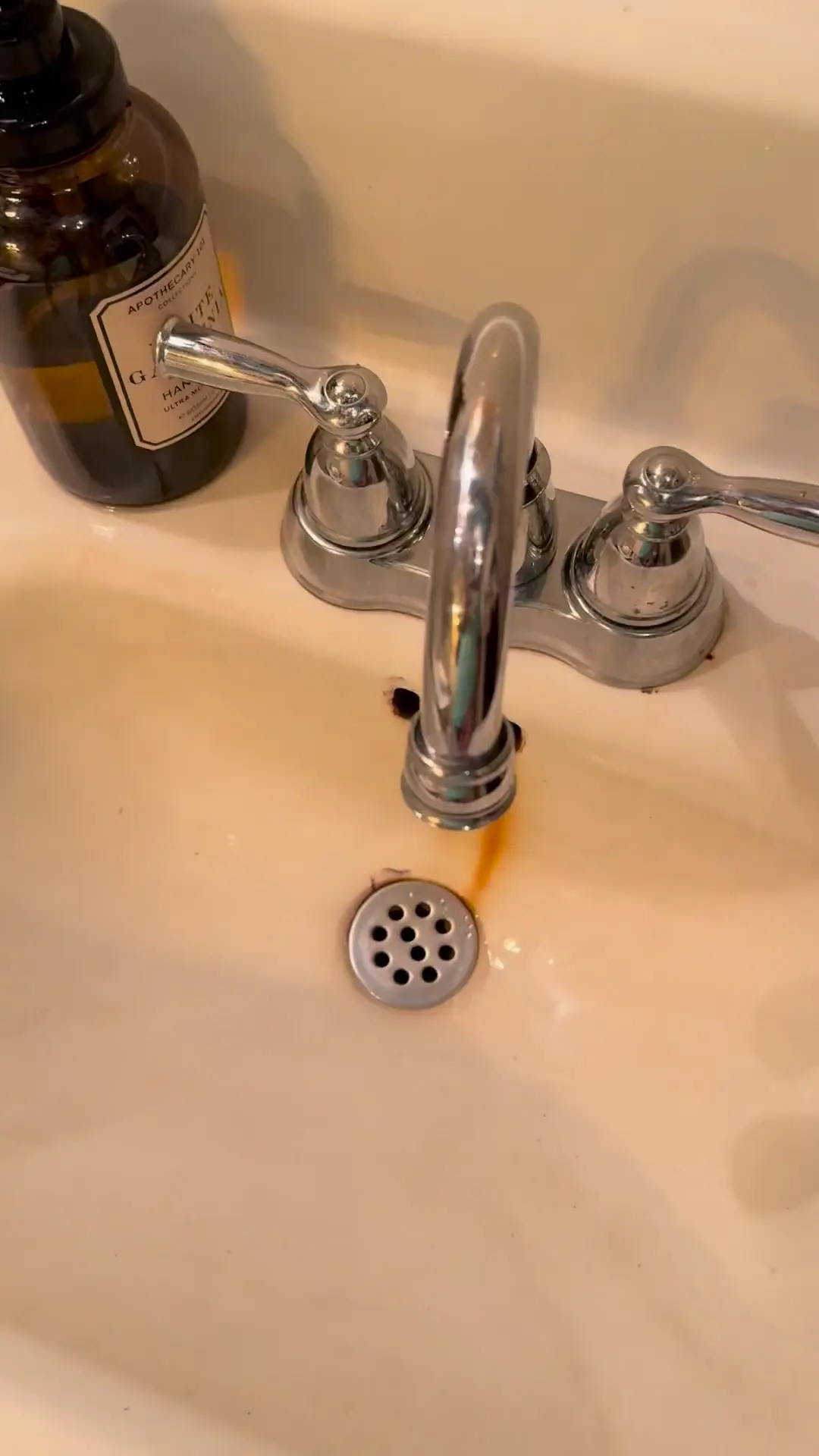 Noisy restaurant sink 