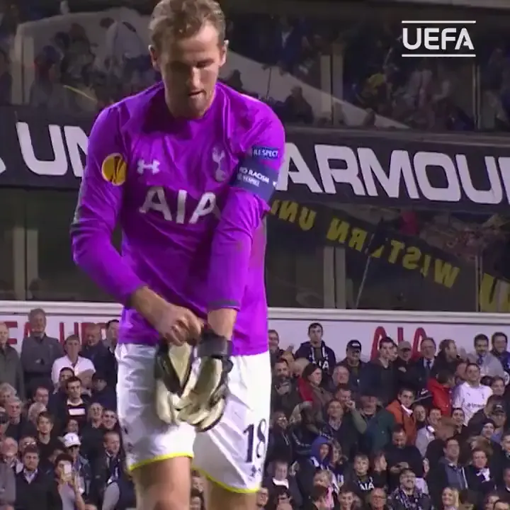 OTD 10 years ago, Harry Kane became Tottenham's goalkeeper after Lloris was sent off