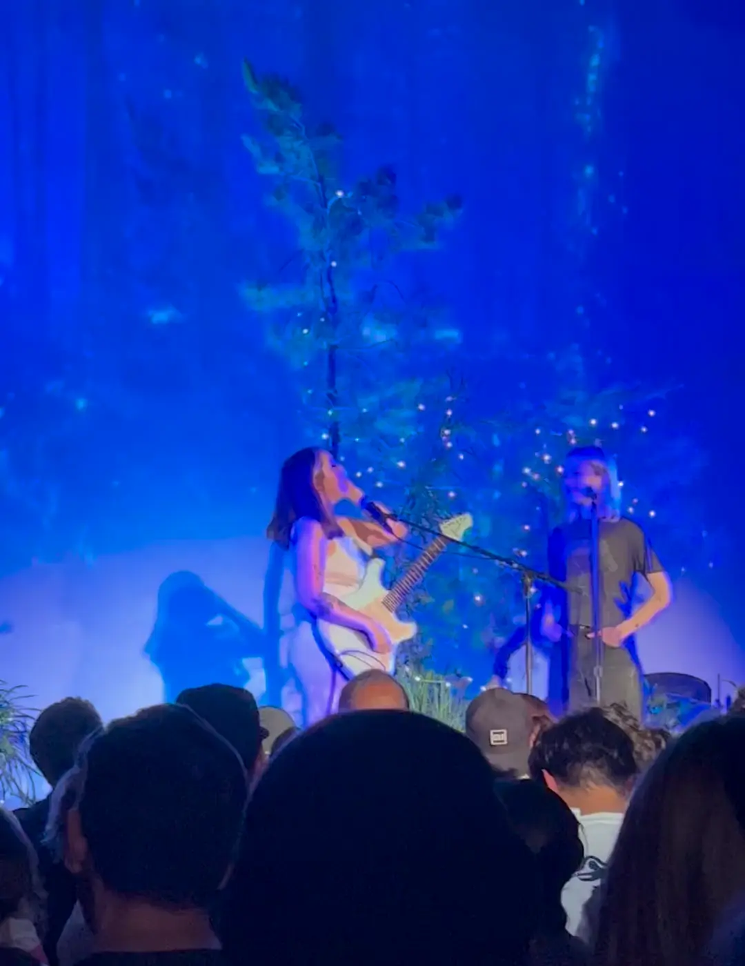 Phoebe joins Soccer Mommy on stage at Hollywood Forever to cover Elliott Smith’s “The Biggest Lie”