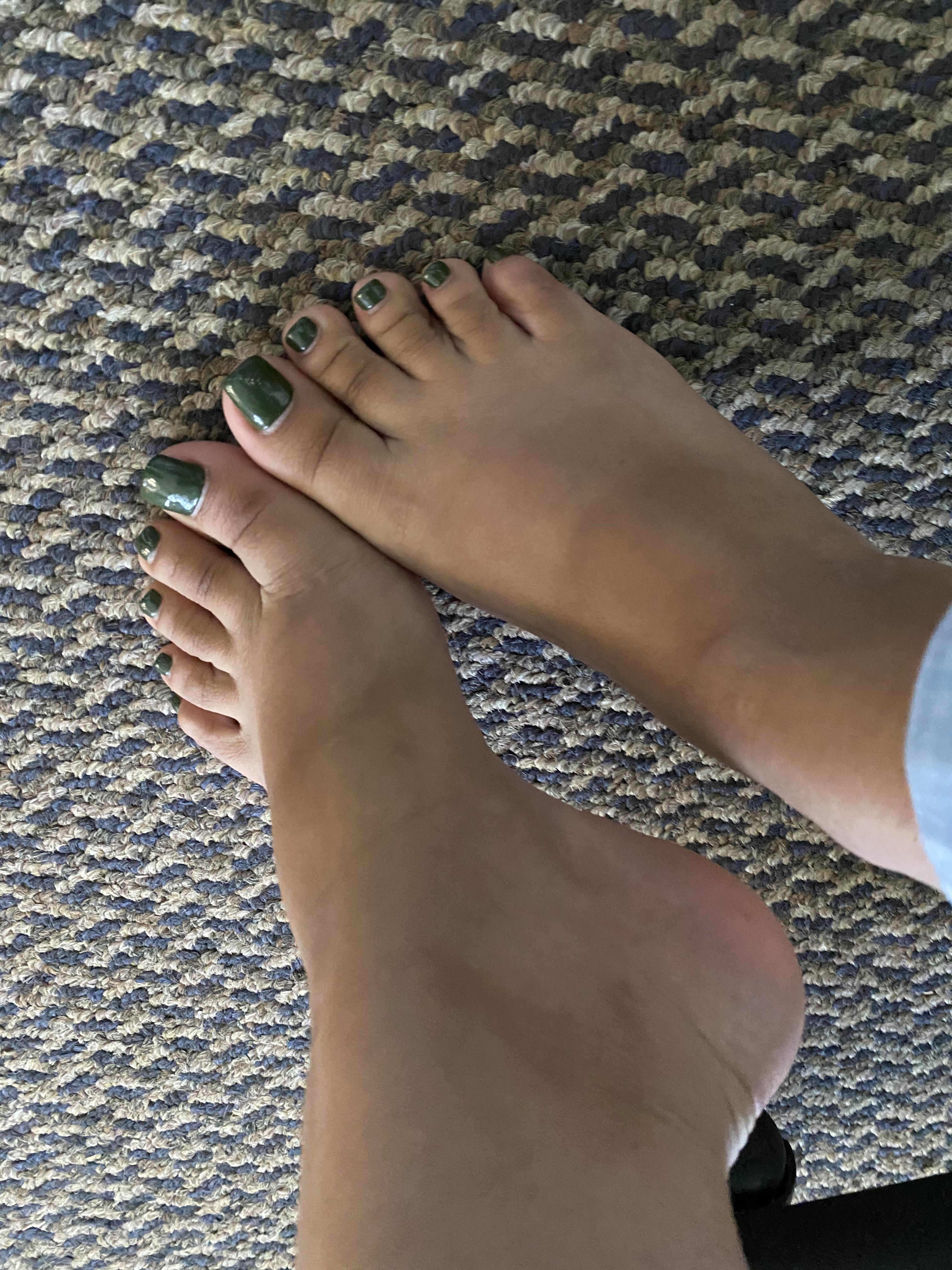 Pretty Tiny Feet 🤤 Scrolller