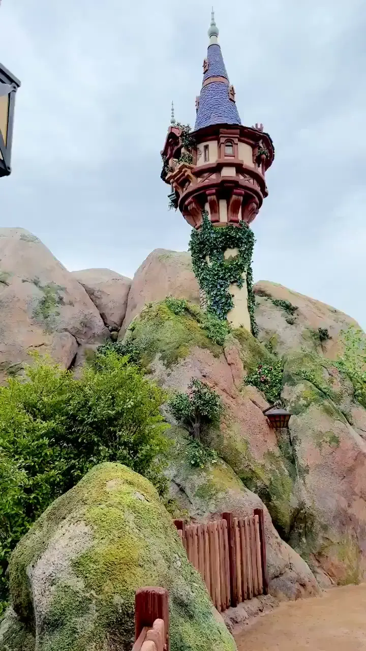 Rapunzel's Tower at DisneySea has a Rapunzel animatronic!