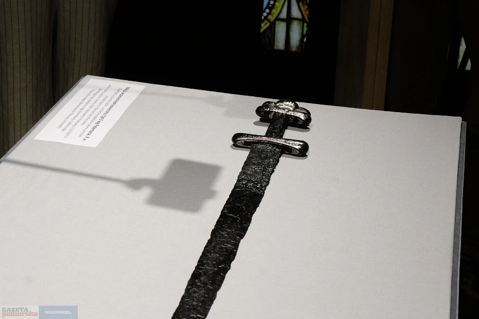 Restored early medieval sword, type S according to Petersen from the ...