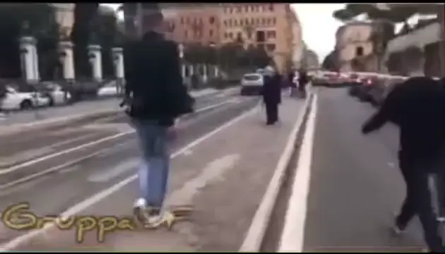 Rome: insulting a bus full of supporters while driving without watching the road brings you a remarkable prize