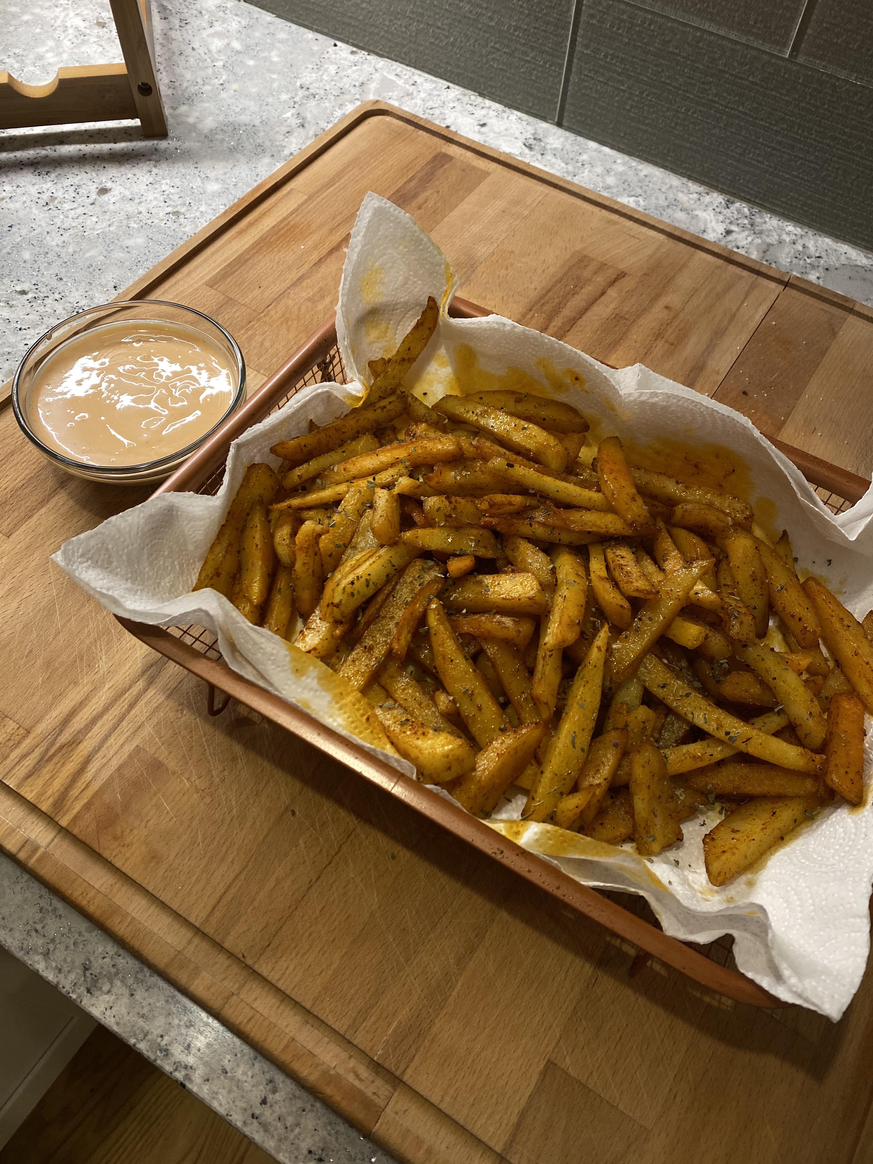 Seasoned fries with a spicy sriracha Mayo dipping sauce [homemade ...