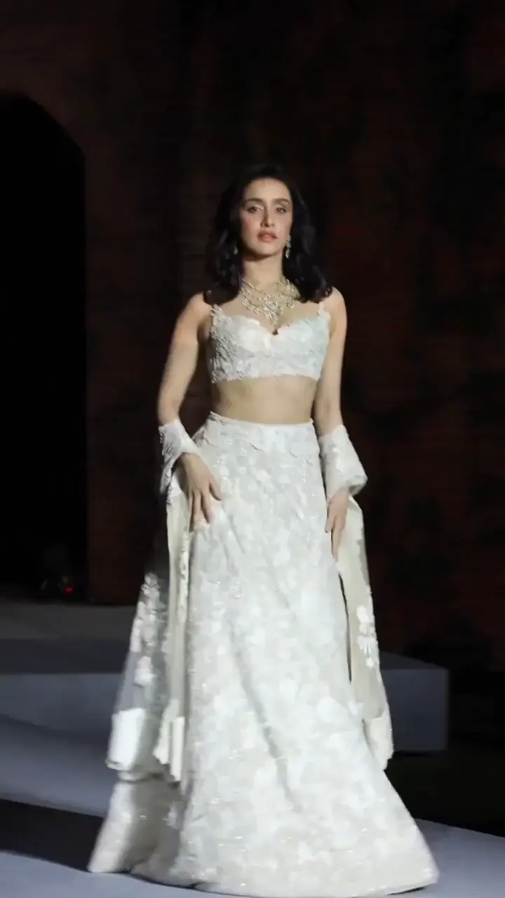 Shraddha looks at those abs 🔥🤍😍