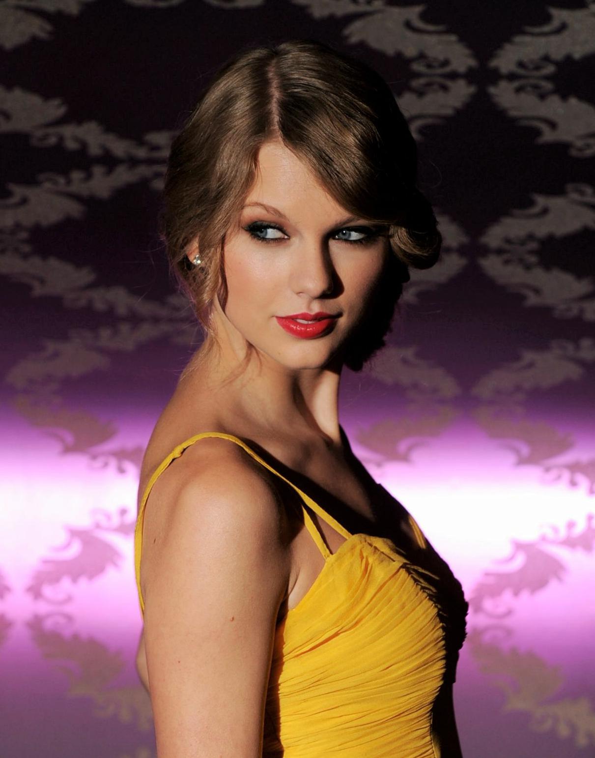 Taylor Swifts Beauty In Yellow Scrolller