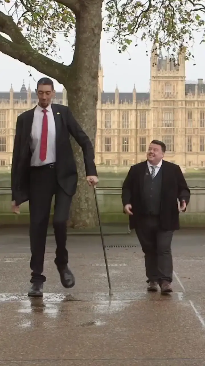 The tallest and the shortest man of the world as they have met in the London for a Guiness World Record event in 2014