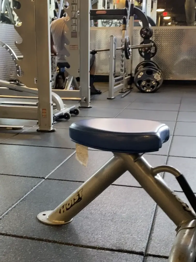 There are plenty of free benches and weighted barbells in the gym.