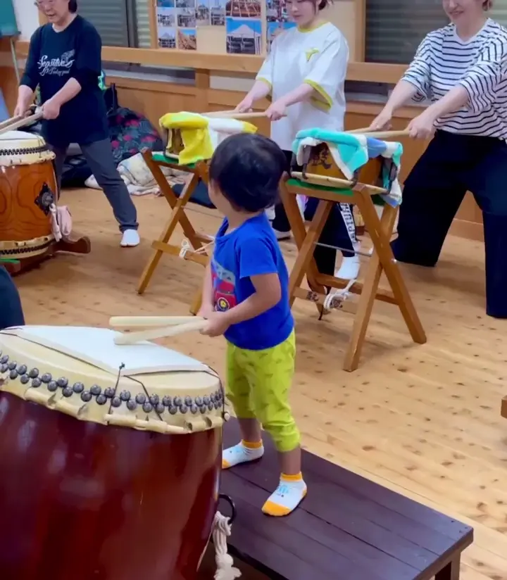 This kid’s sense of rhythm in Drumming at such a young age