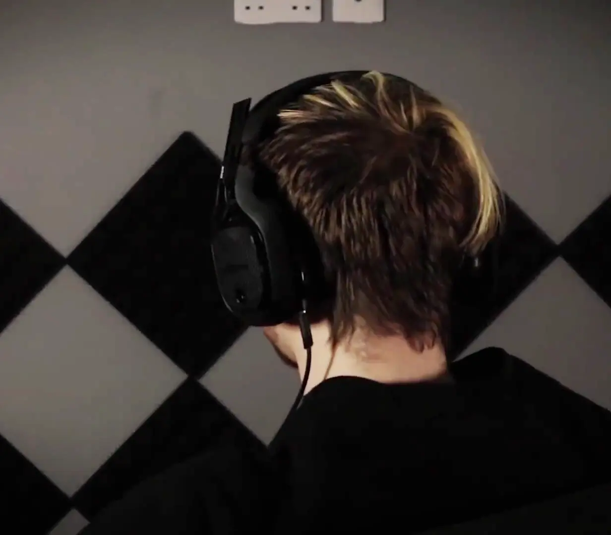 This shot of Ryan turning his back away from the screen reminded me of something,..