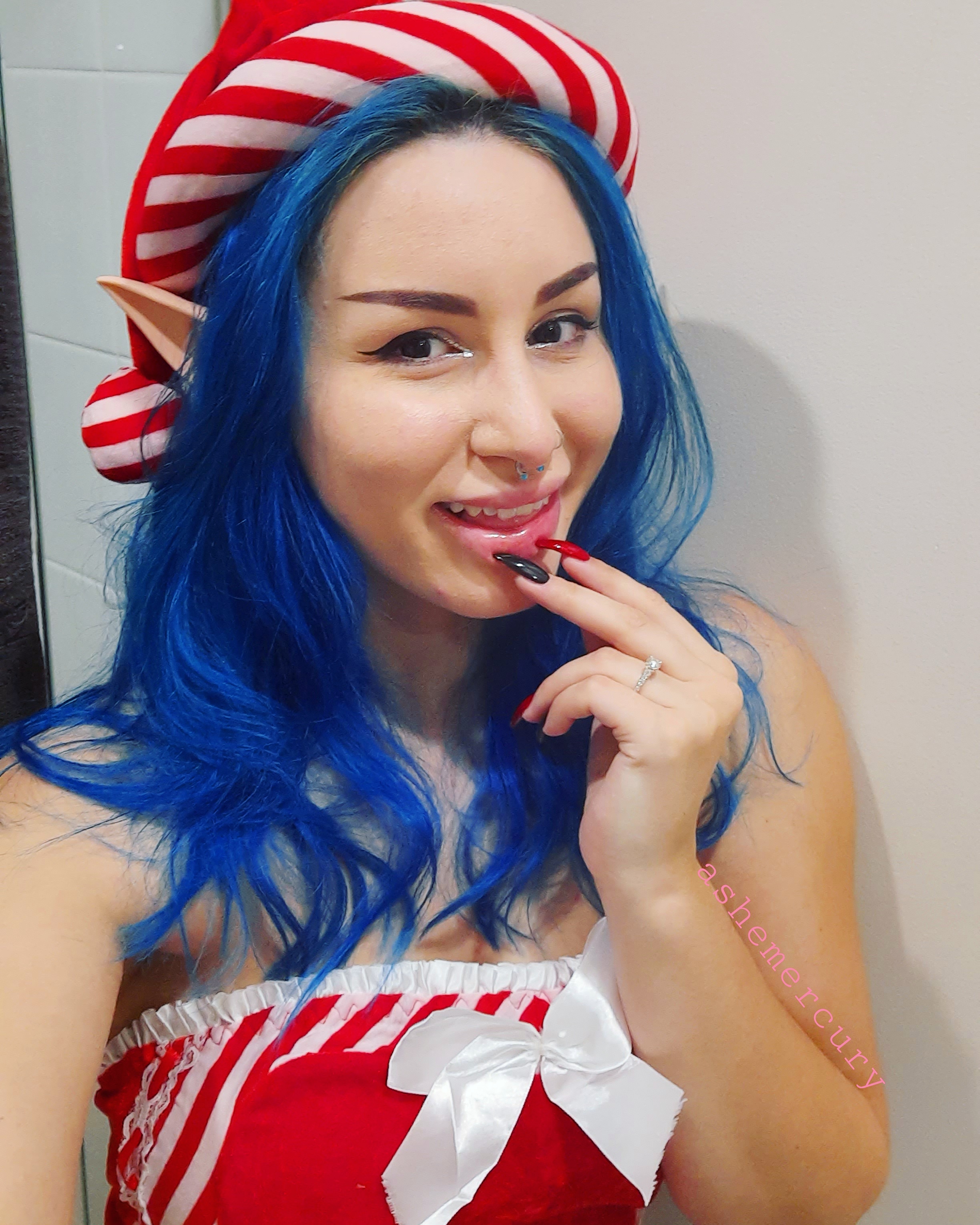 Blue haired... elves? 😘💙 | Scrolller