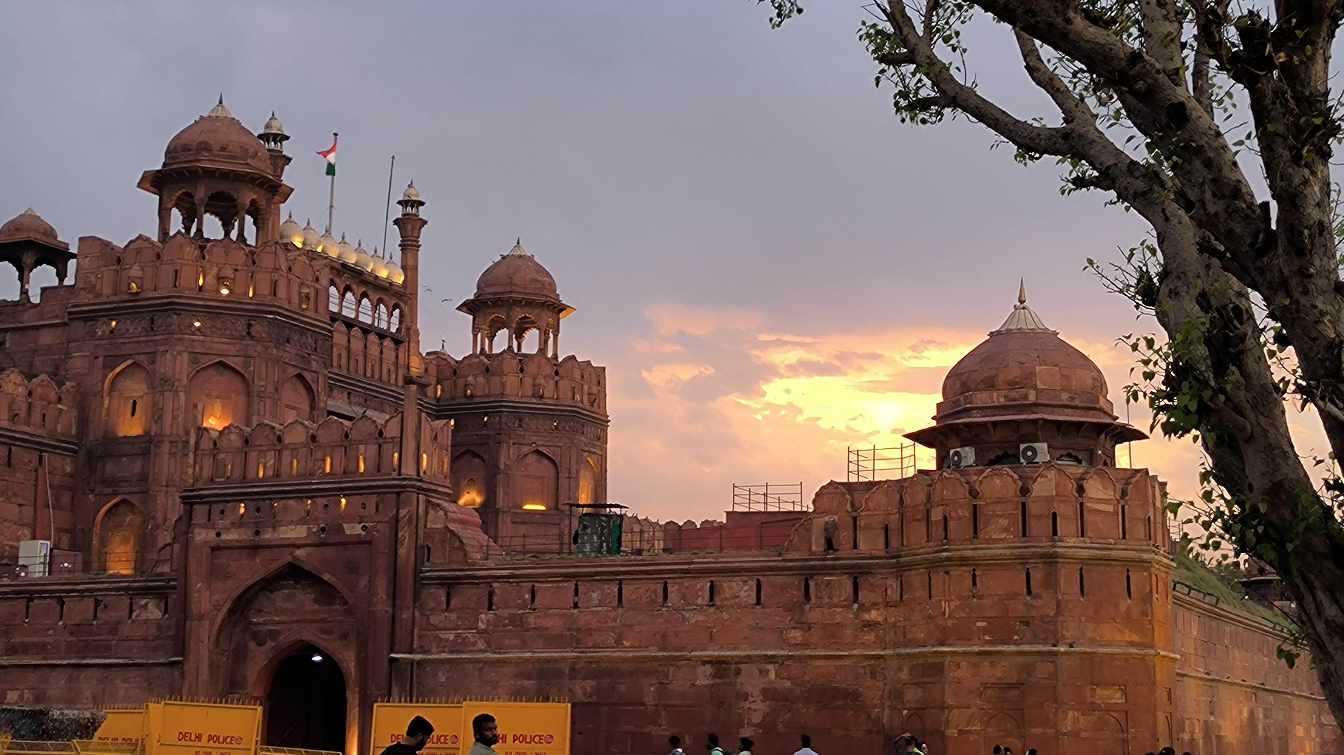 Captured the beautiful view of Lal Qila in the evening | Scrolller