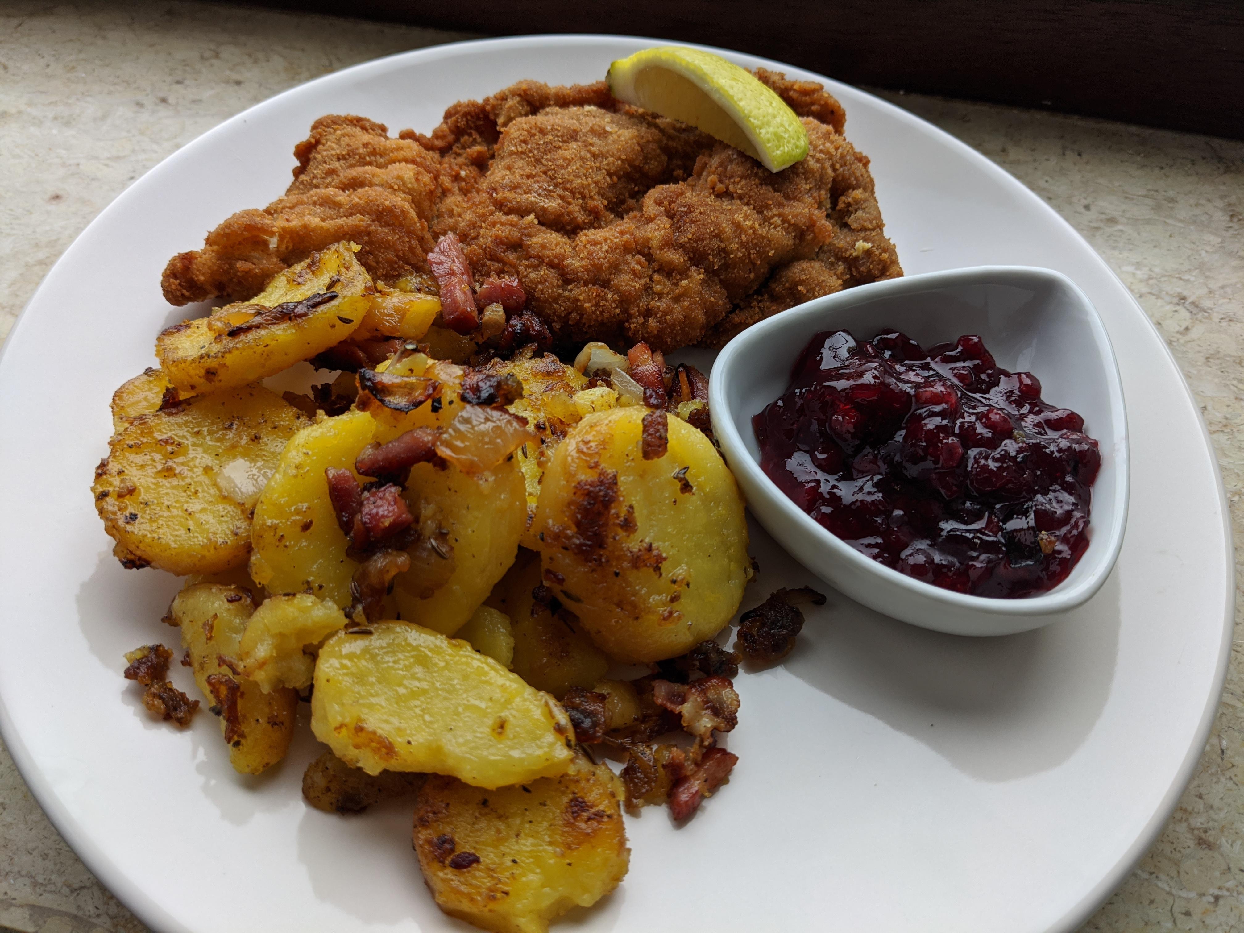 Wiener Schnitzel mit Bratkartoffeln | Scrolller